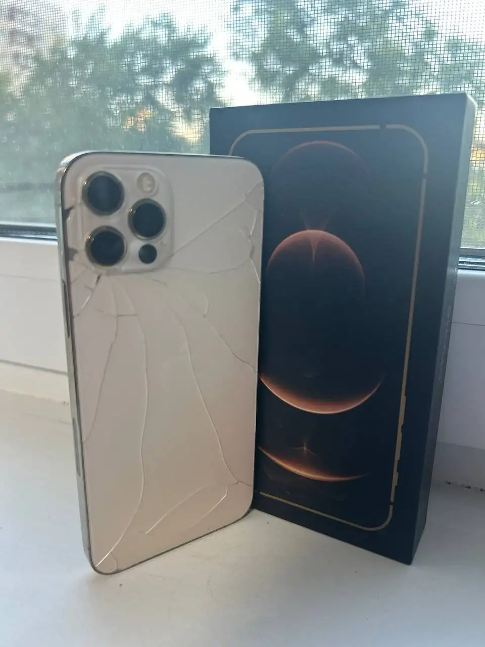 Продам iPhone 12 Pro 128GB Golden (полоса на экране) - Смартфоны (Электроника) в Челябинск
