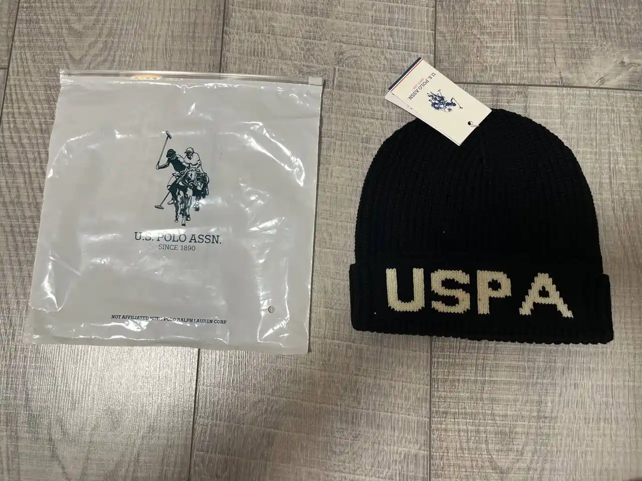 Продажа новых худи, ботинок и шапок USPA