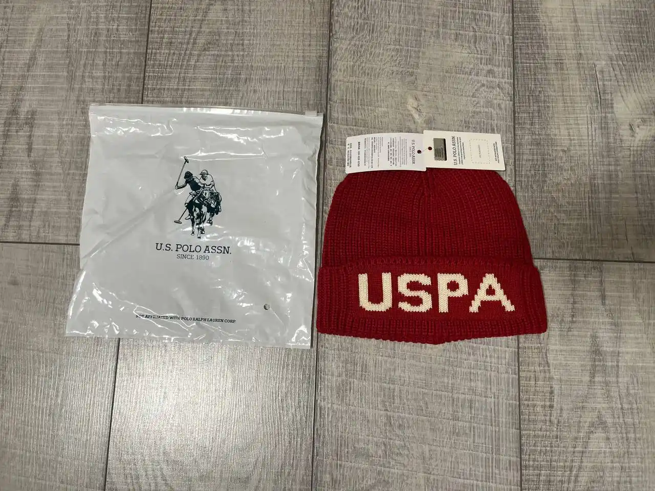 Продажа новых худи, ботинок и шапок USPA