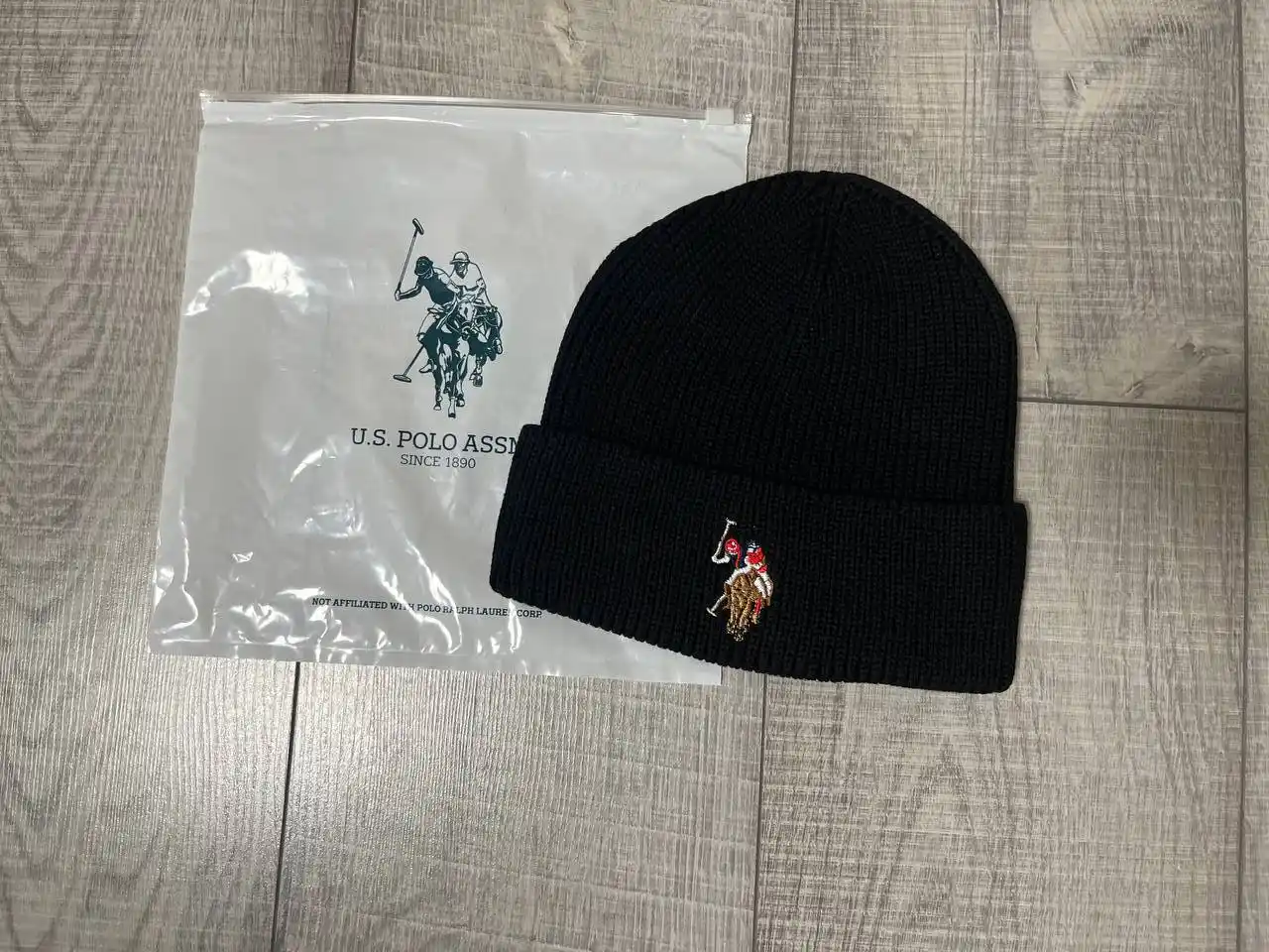 Продажа новых худи, ботинок и шапок USPA