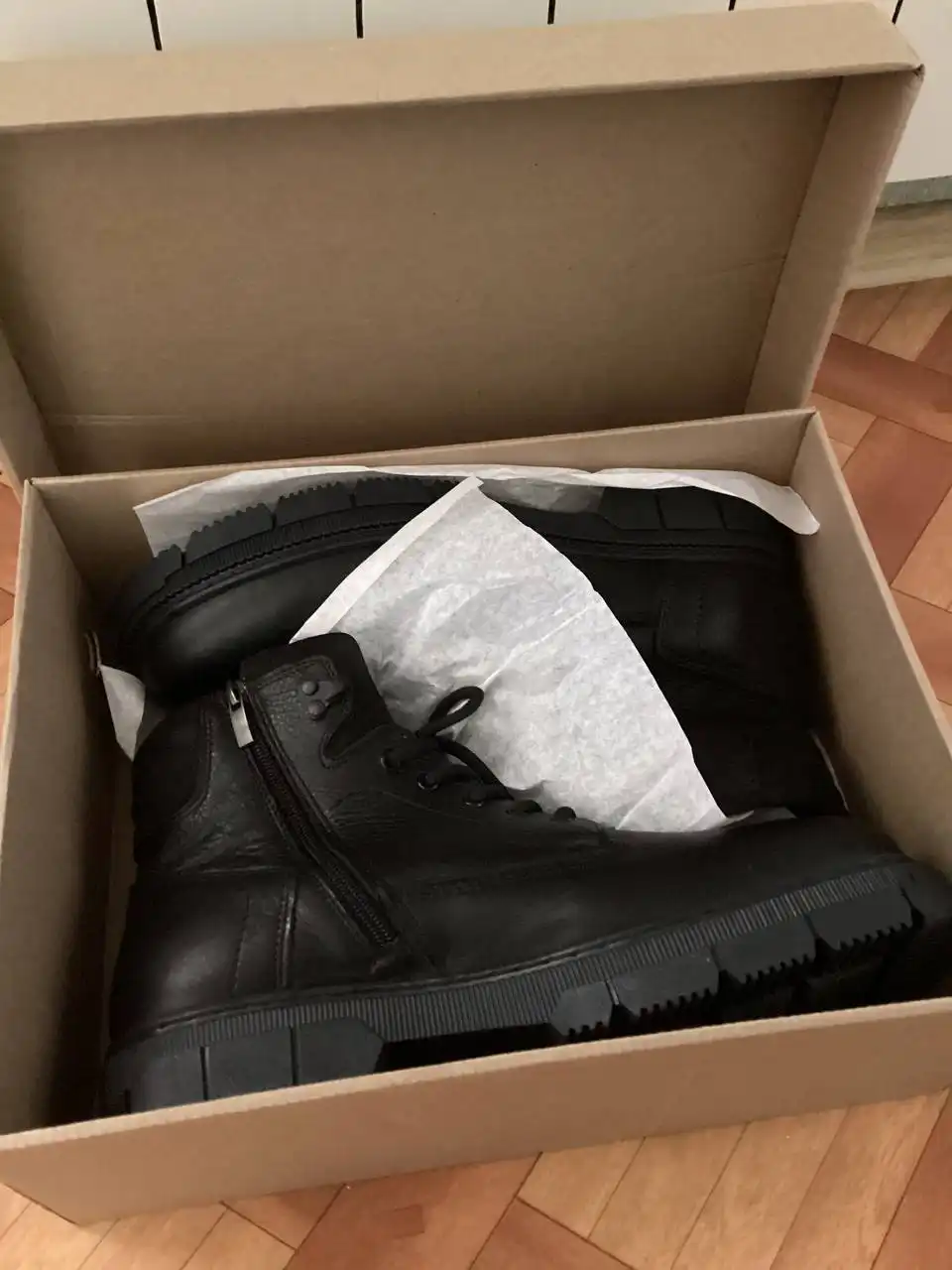 Продам новые мужские зимние ботинки 43 размер