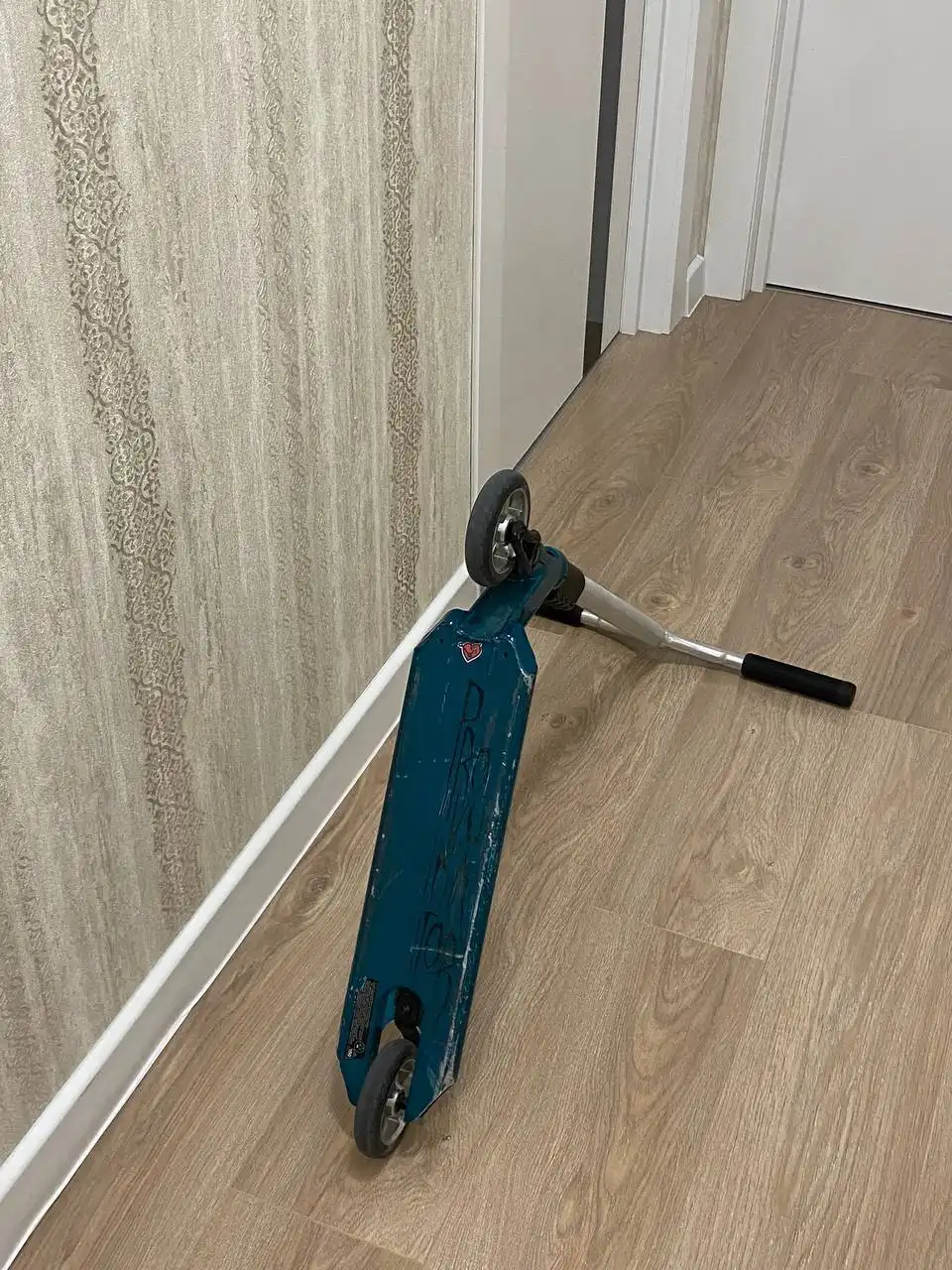 Самокат б/у с царапинами, без трещин