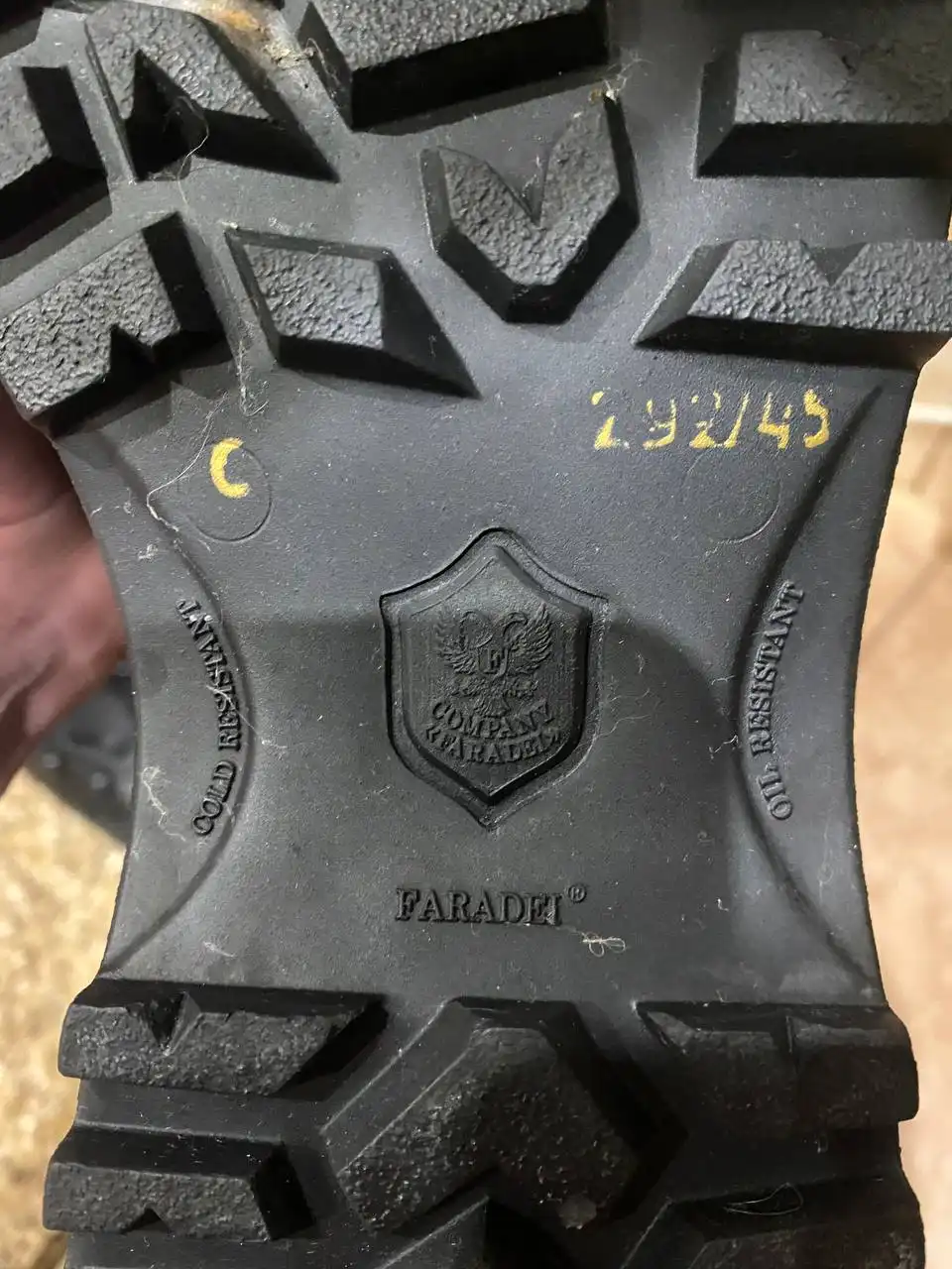 Продам ботинки