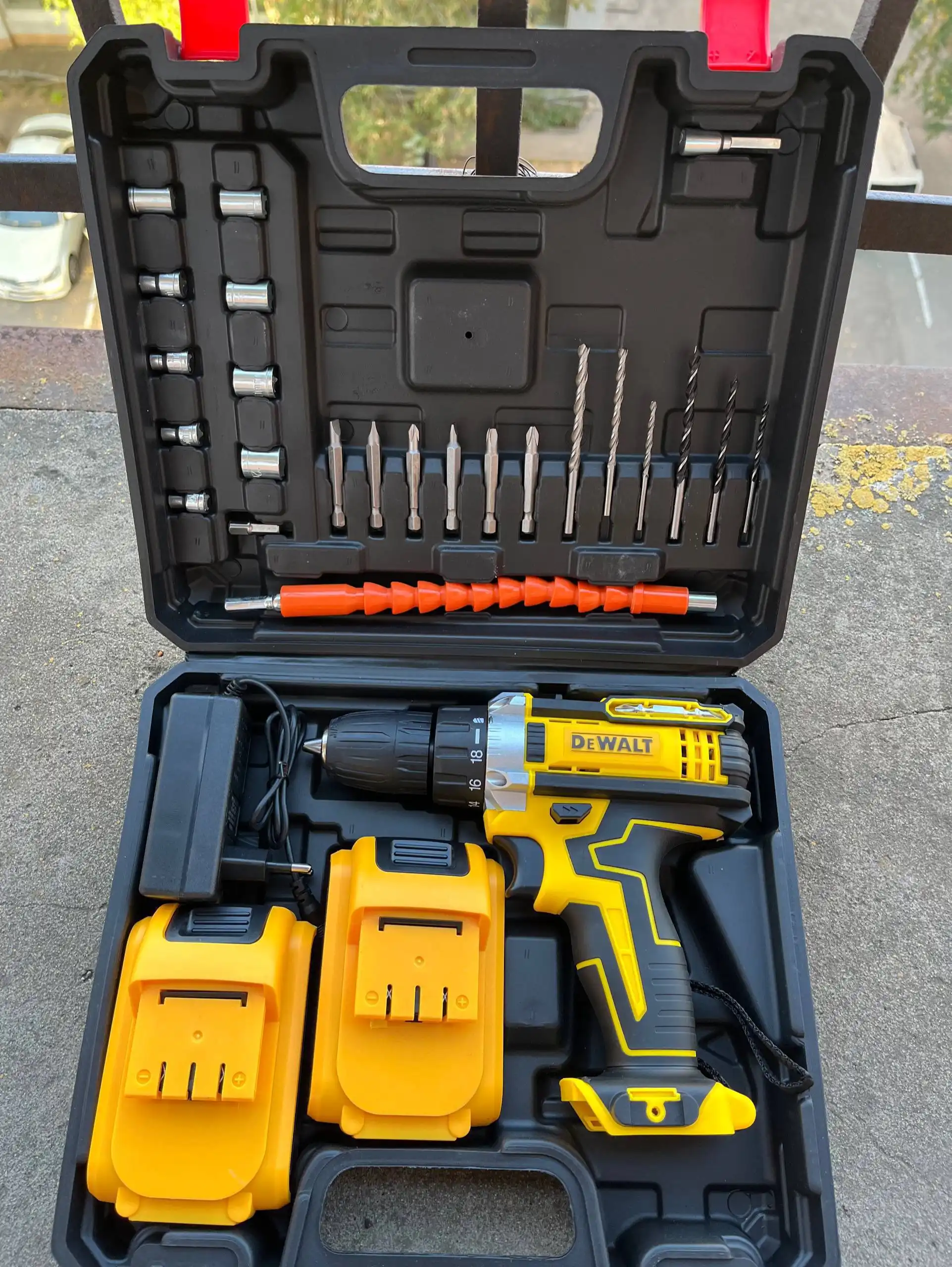 Шуруповерт DeWalt