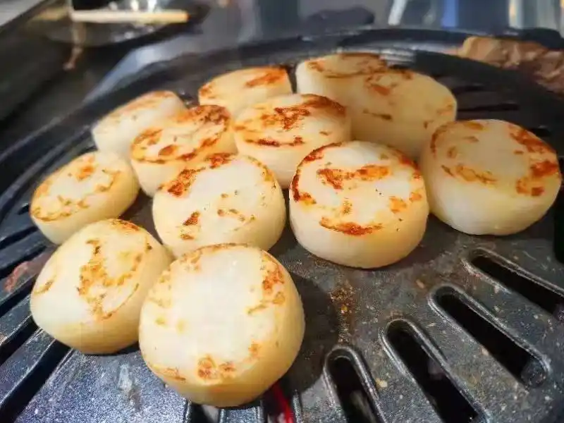 Медальоны из гребешка и клешни колючего краба