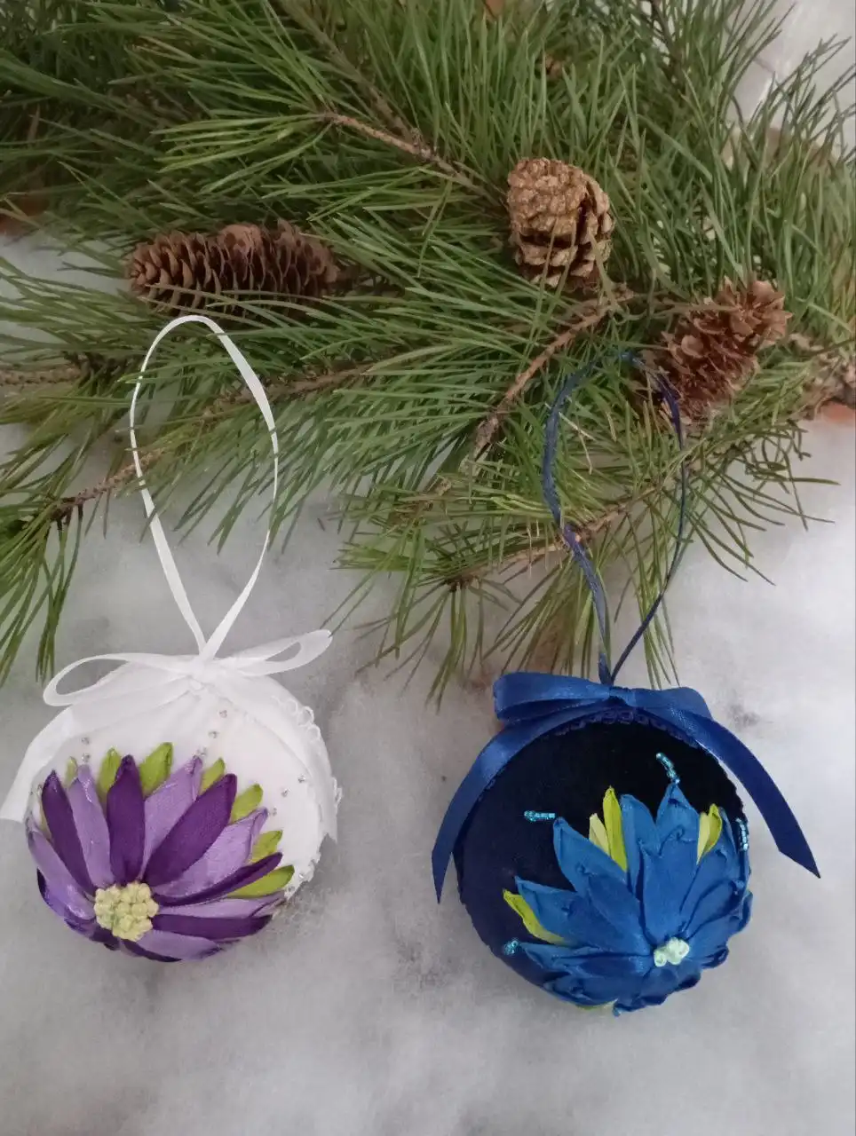 Ёлочные шары и игольница с вышивкой лентами