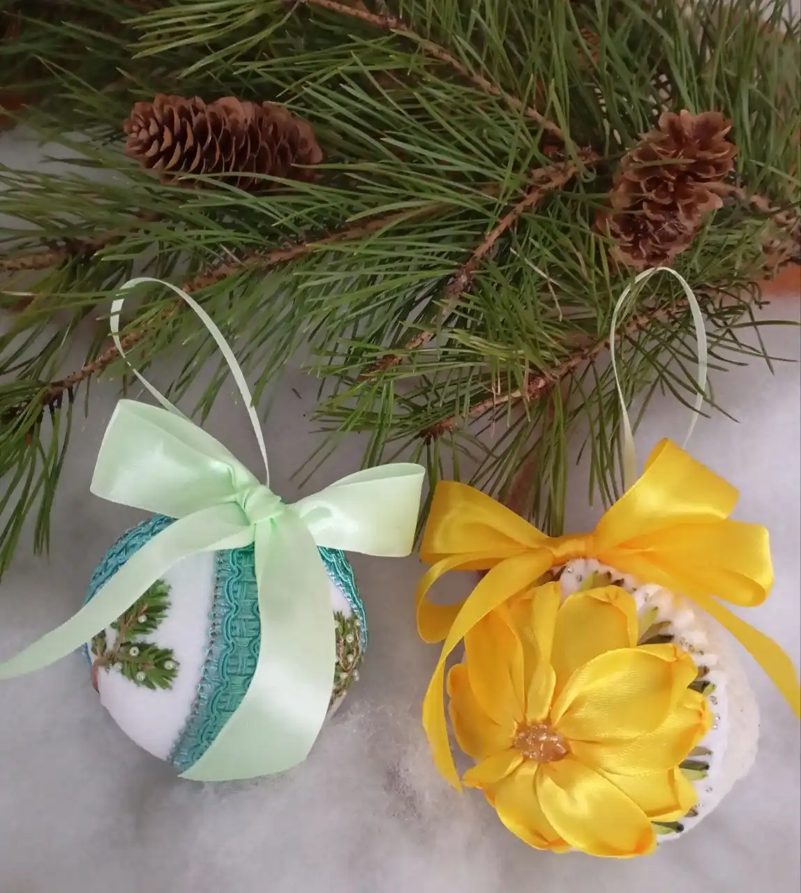 Ёлочные шары и игольница с вышивкой лентами