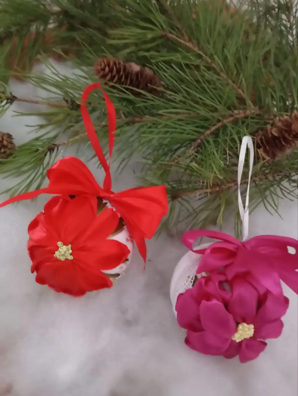 Ёлочные шары и игольница с вышивкой лентами