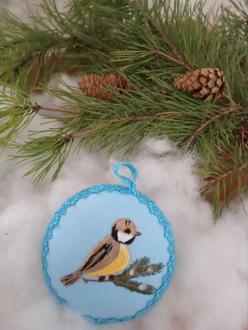 Ёлочные шары и игольница с вышивкой лентами