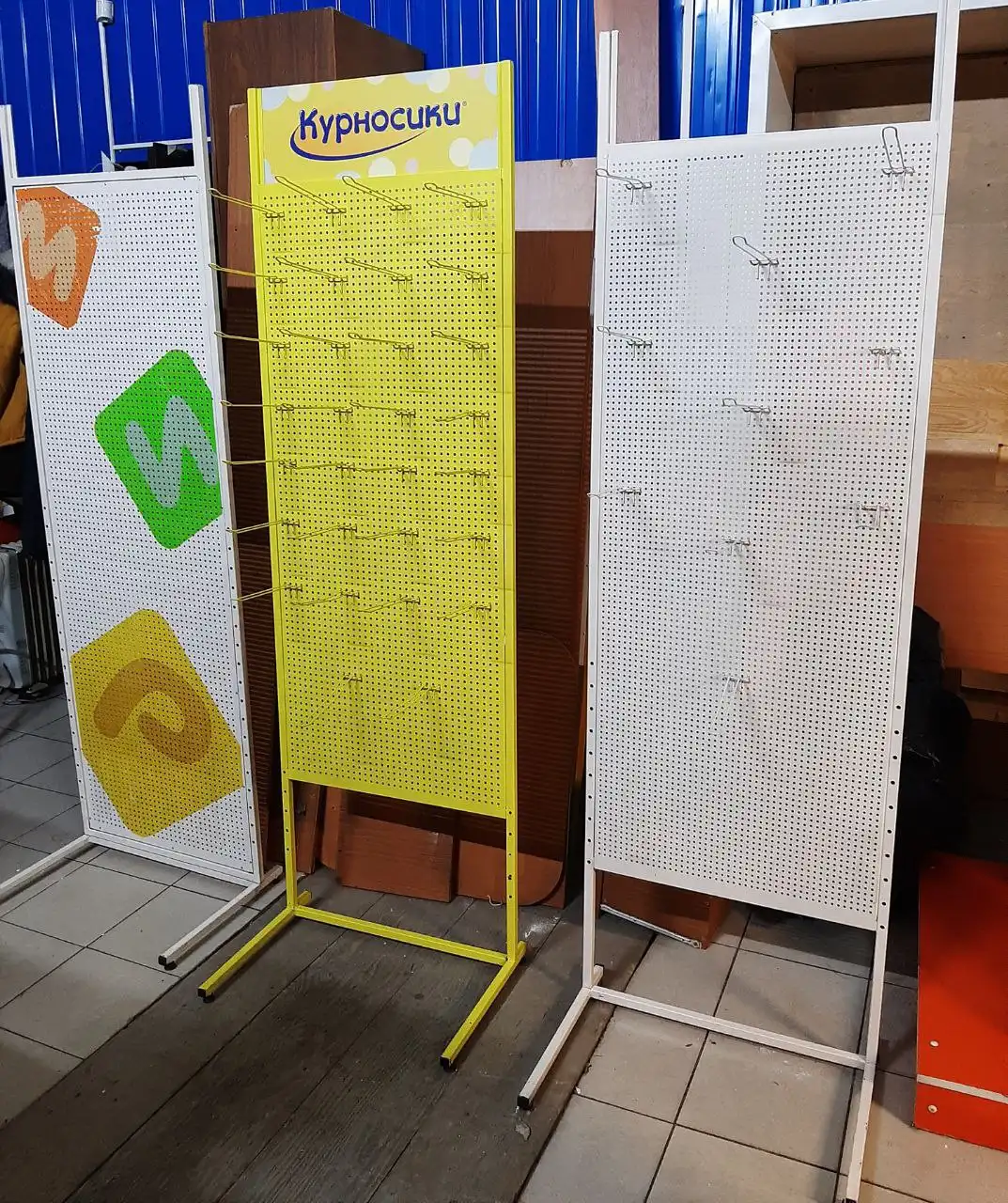 Стойки перфорированные с крючками и без