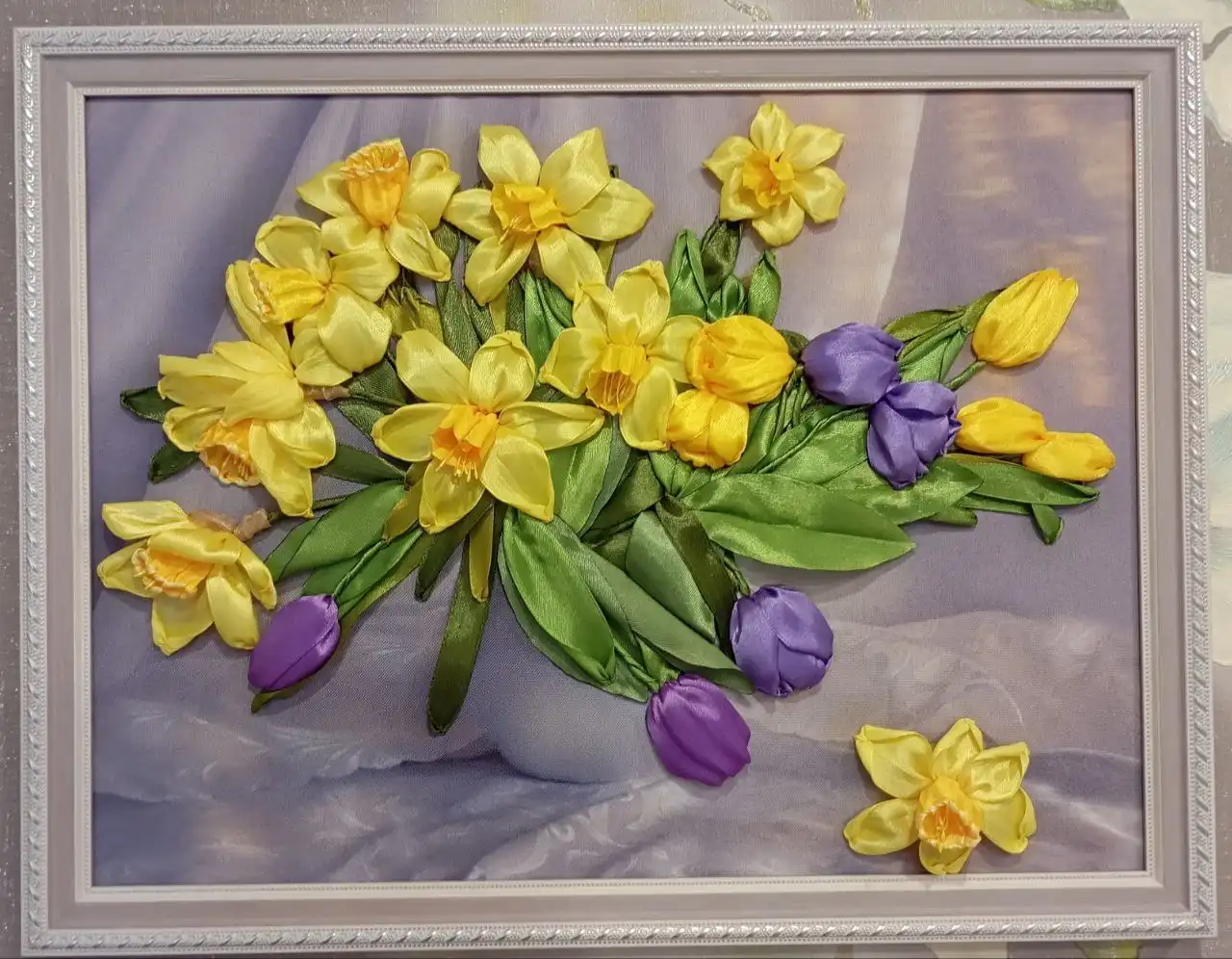 Продажа вышитых лентами картин