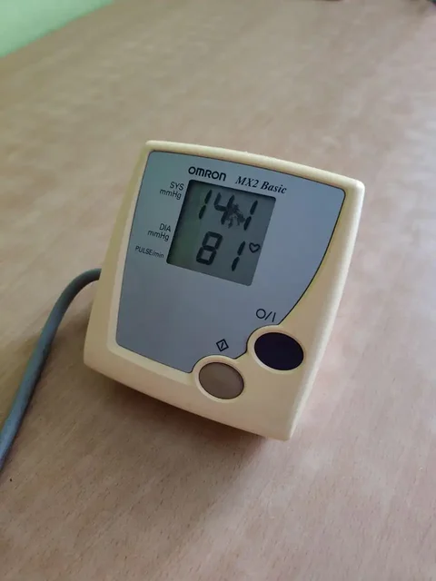 Тонометр автоматический Омрон - Маникюр в Улан-Удэ