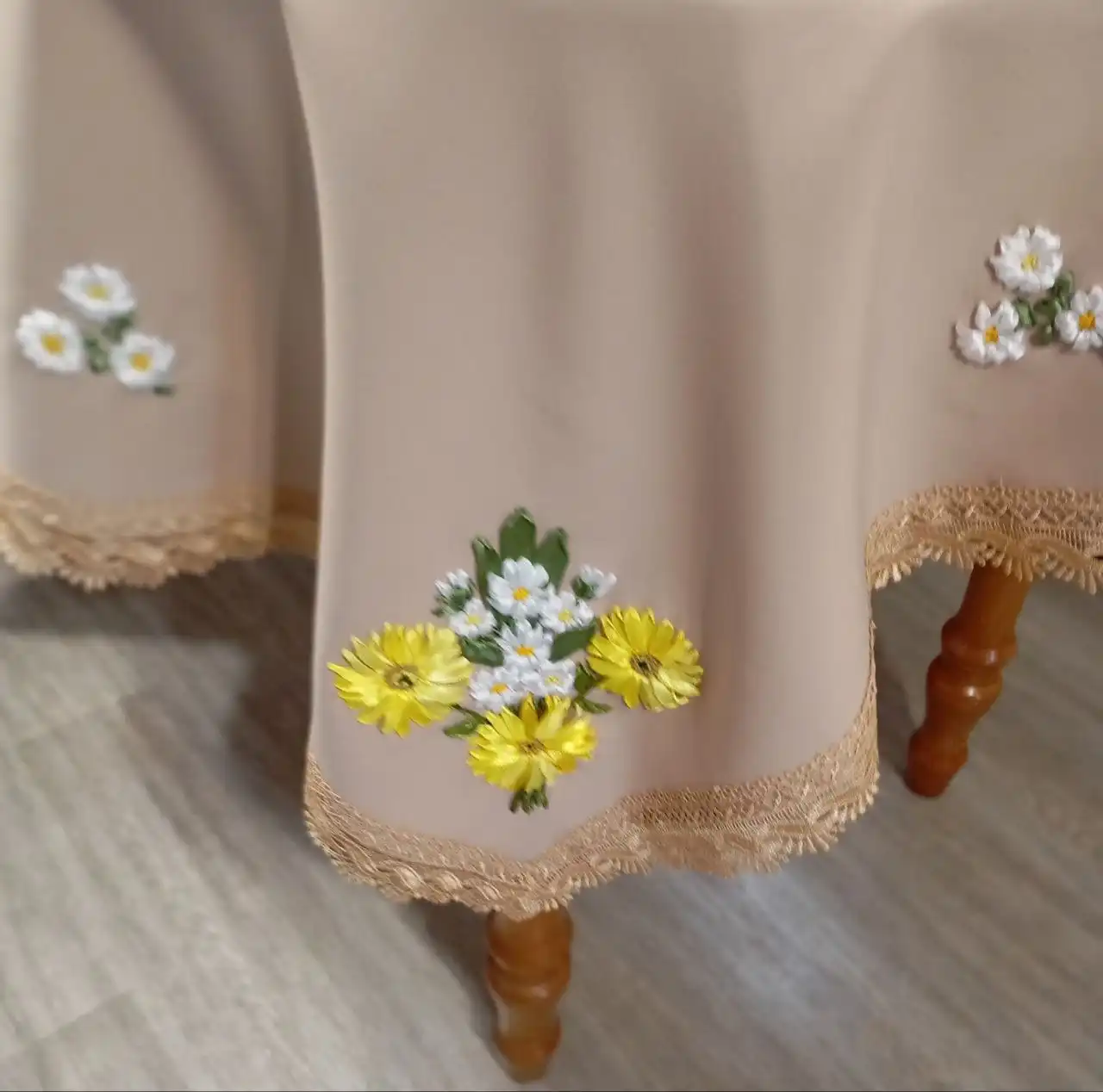 Элегантная скатерть из габардина с вышивкой лентами - Текстиль для дома (Для дома и дачи) в Тюмень