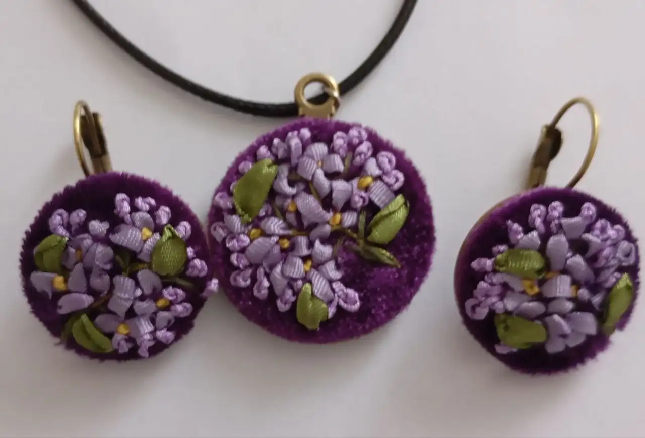 Вышитая лентами бижутерия на бархате - Рукоделие (Хобби и отдых) в Тюмень