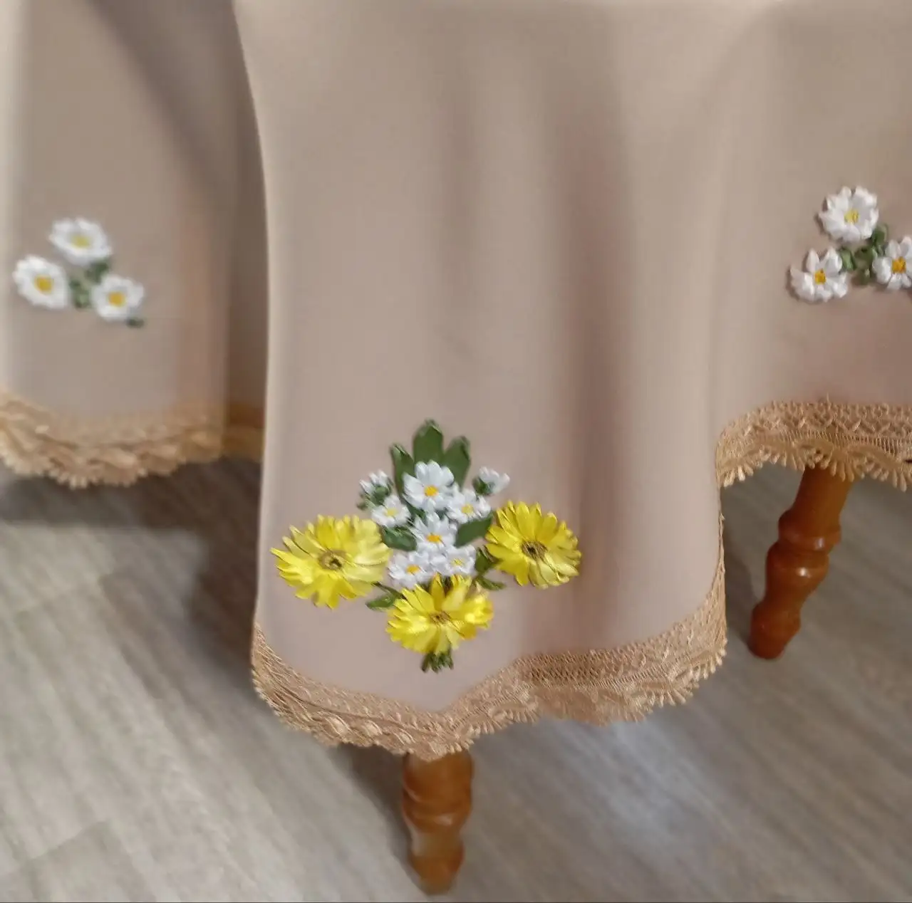 Скатерть из габардина с вышивкой лентами - Текстиль (Для дома и дачи) в Тюмень