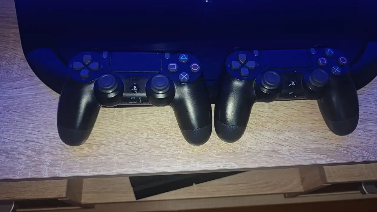 Продам PlayStation 4 1TB с двумя джойстиками - Игровые приставки (Электроника) в Улан-Удэ