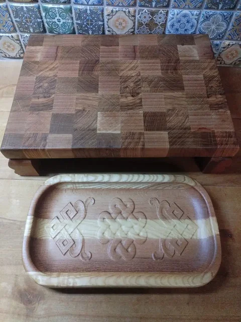 Резная разделочная доска с блюдом из ценных пород дерева - Двери в Улан-Удэ