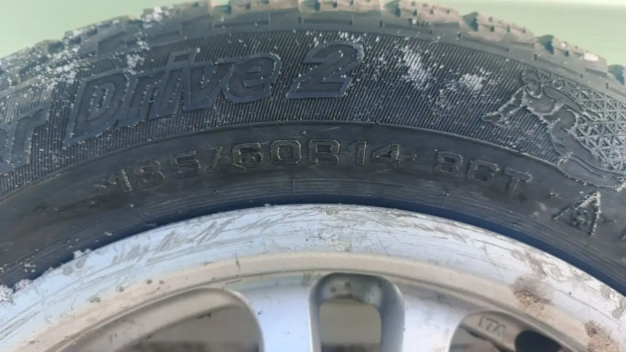 Продажа колес на зимней резине R14 и коробки передач 4ст - Колеса и шины, Трансмиссия (Запчасти) в Улан-Удэ