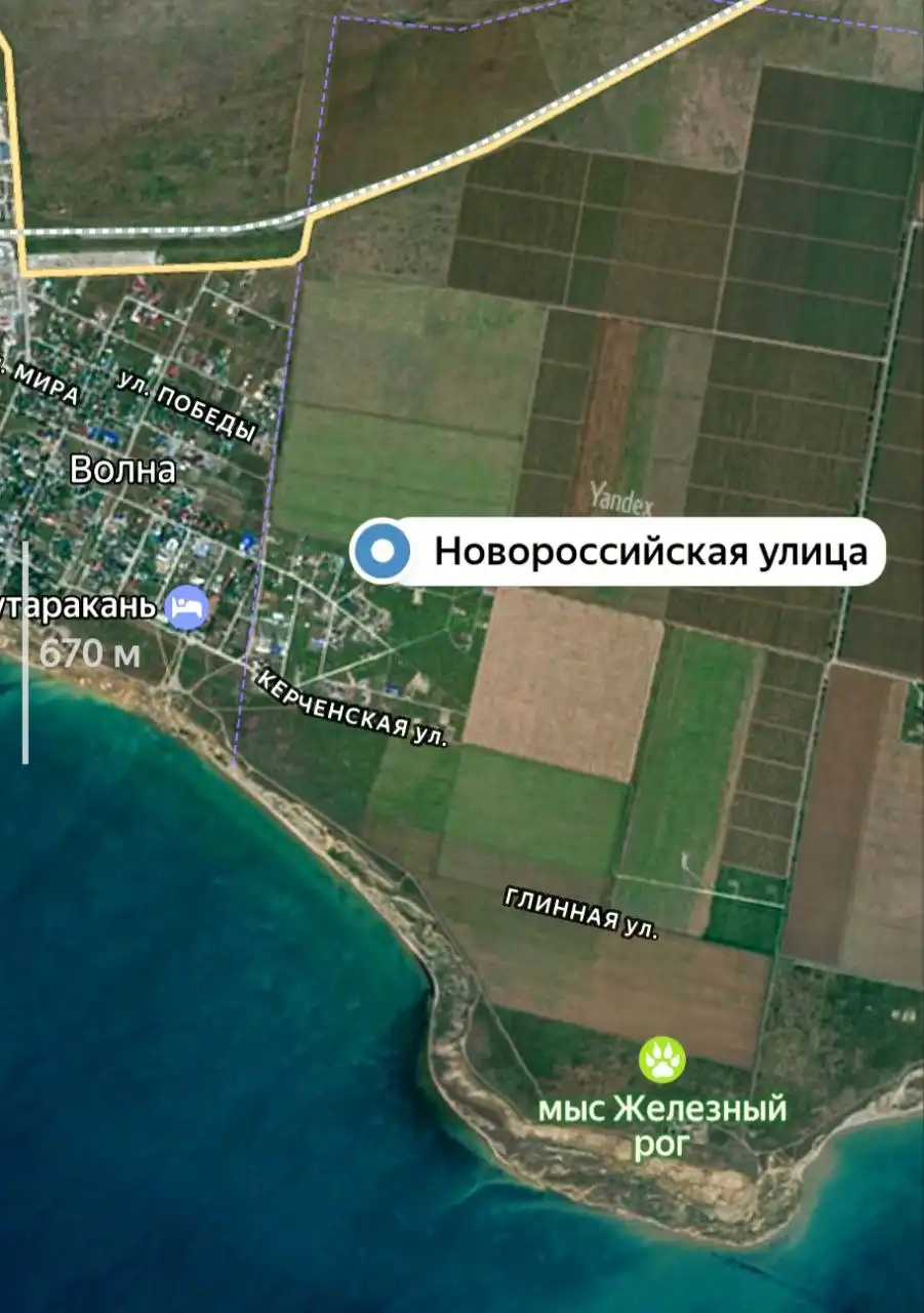 Земля у Чёрного моря в посёлке Волна