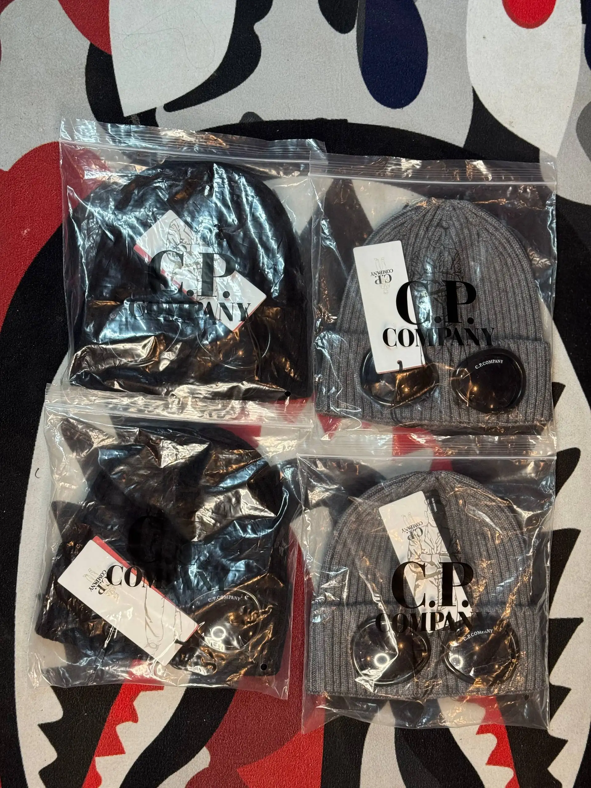 Шапки C.P.Company серый и черный цвет - Головные уборы (Одежда) в Уфа