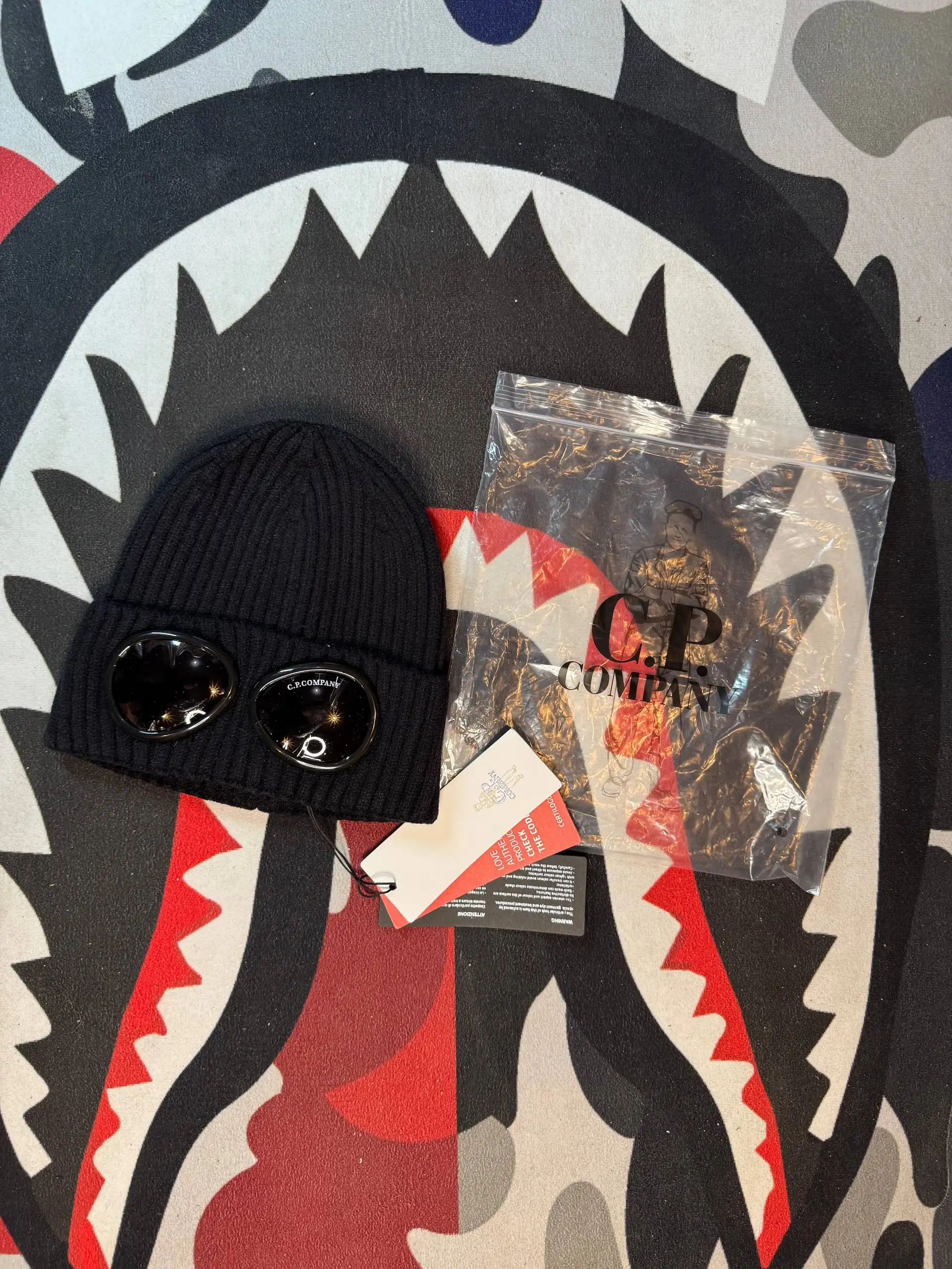 Шапки C.P.Company серый и черный цвет - Головные уборы (Одежда) в Уфа