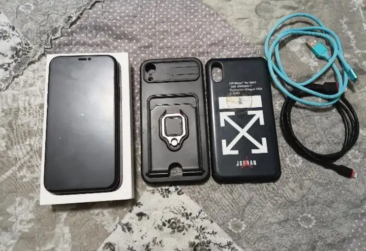 Обмен iPhone XR 128ГБ с разбитой задней крышкой - Смартфоны (Электроника) в Уфа