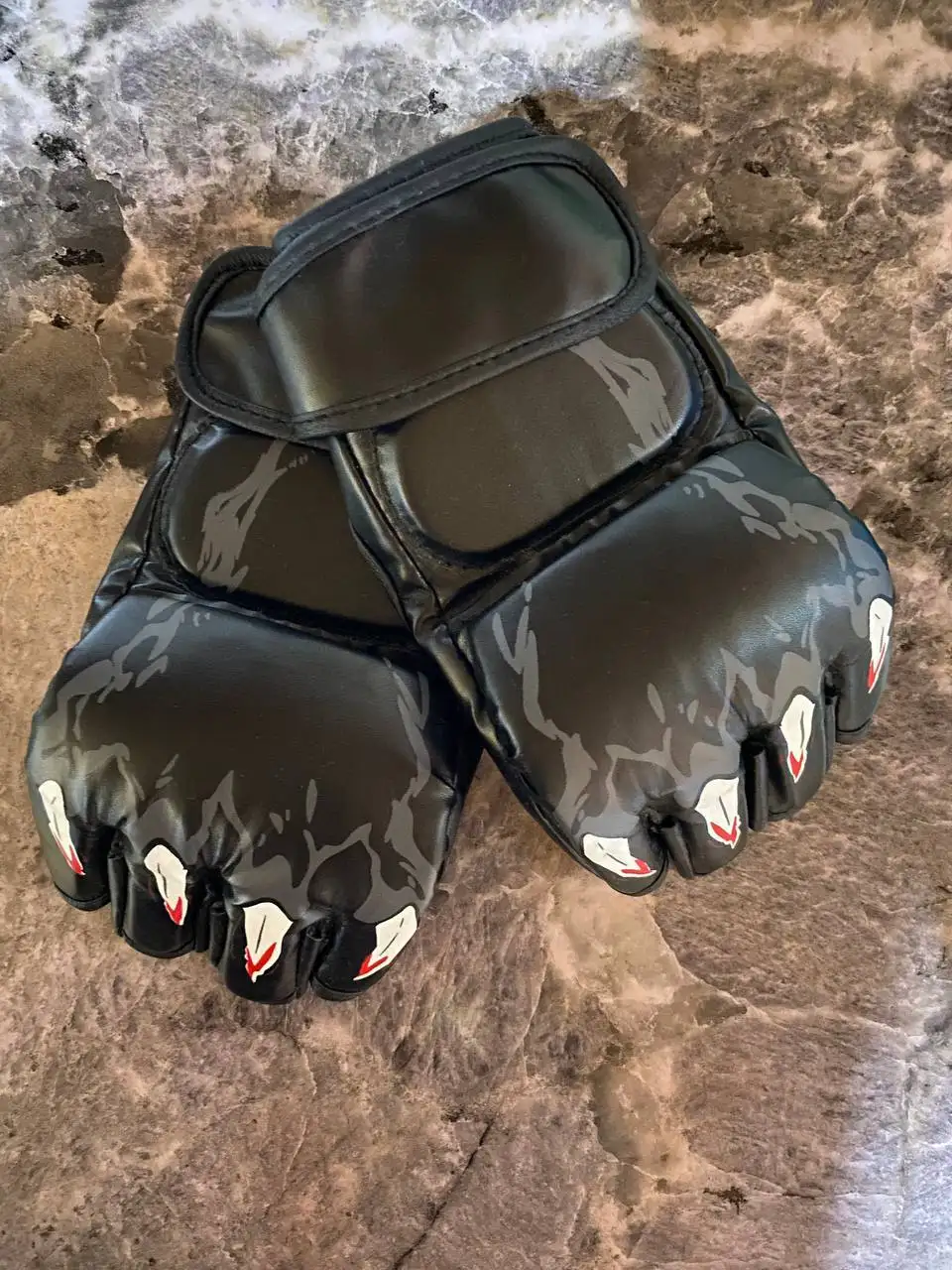 Боксерские и MMA перчатки в хорошем состоянии - Спортивные товары (Хобби и отдых) в Уфа