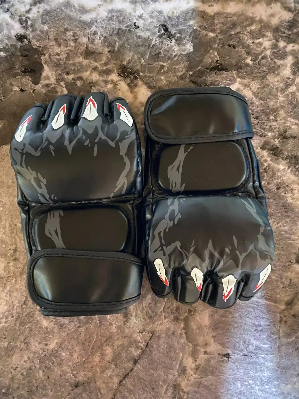 Боксерские и MMA перчатки в хорошем состоянии - Спортивные товары (Хобби и отдых) в Уфа