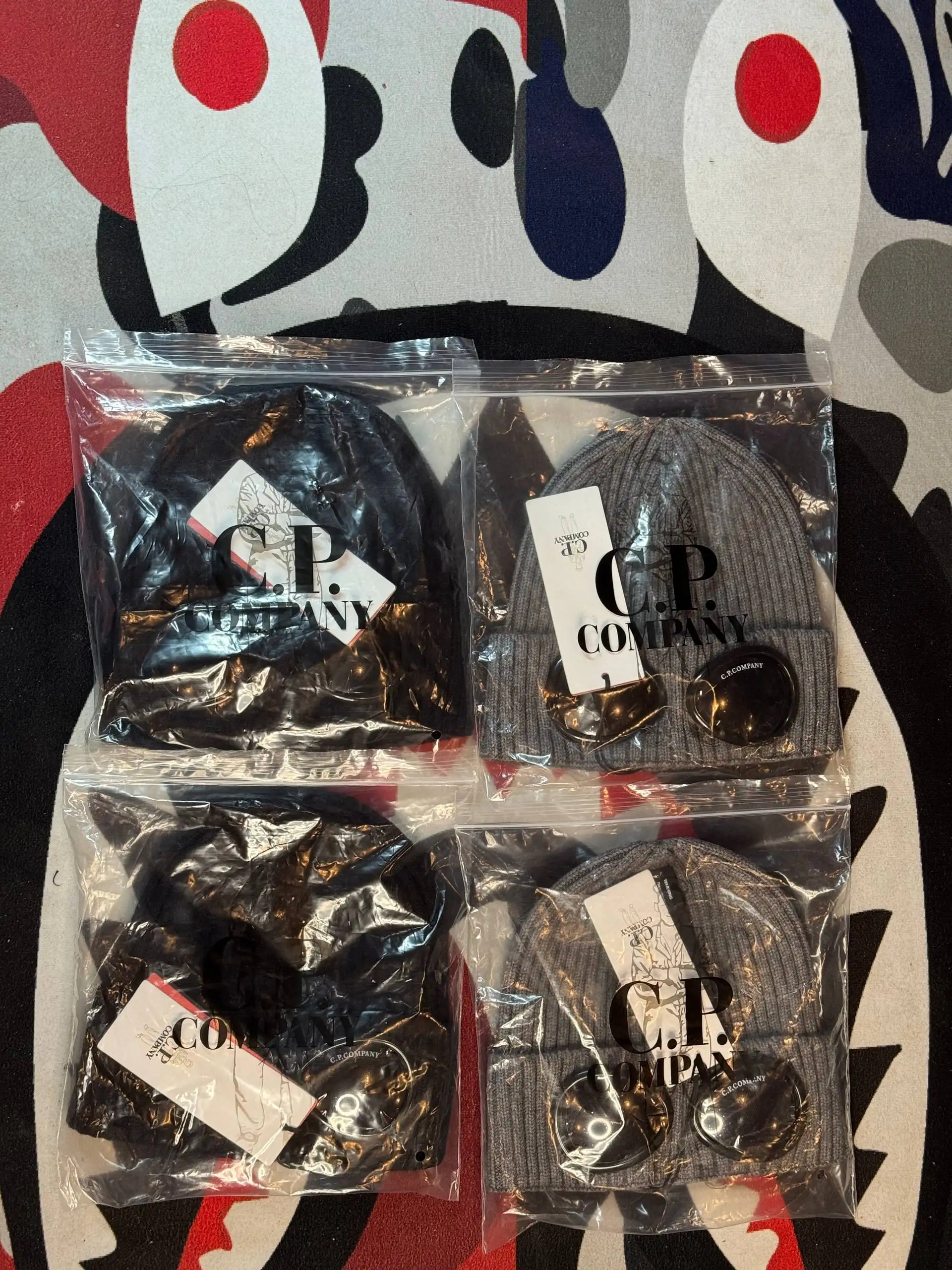 Шапки C.P.Company в наличии 2 цвета - Головные уборы (Одежда) в Уфа