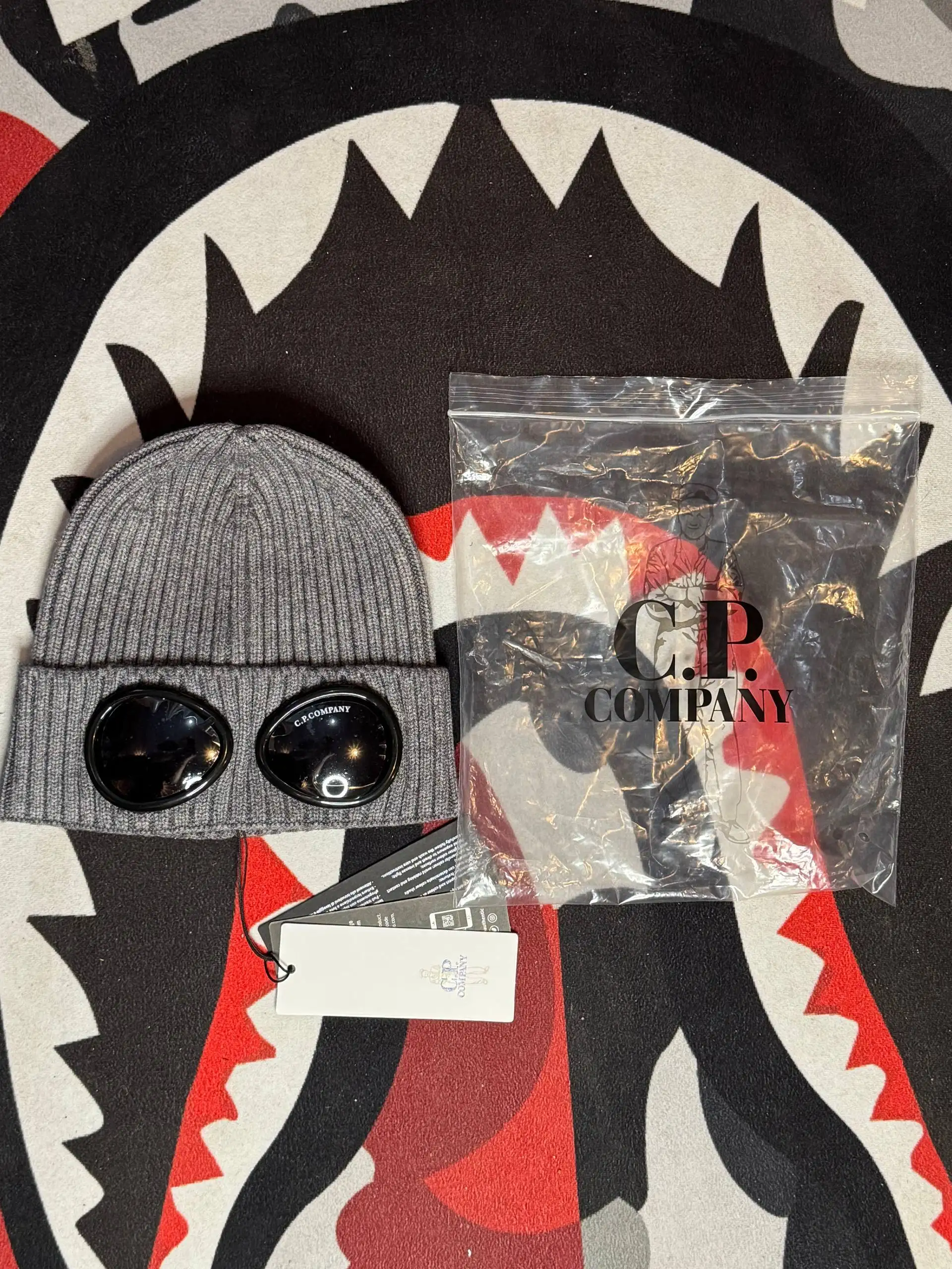 Шапки C.P.Company в наличии 2 цвета - Головные уборы (Одежда) в Уфа