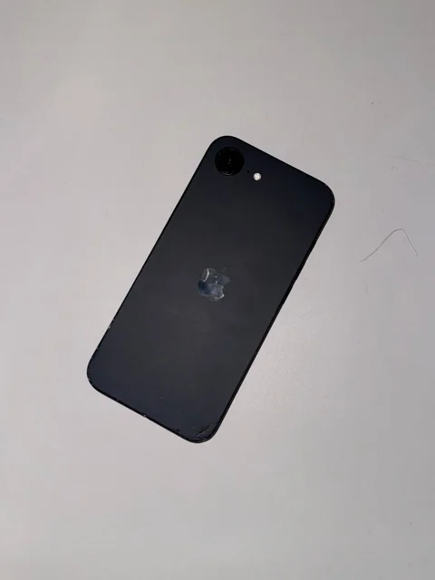 Продается iPhone 16e 128 ГБ с незначительными повреждениями - Мониторы в Уфа