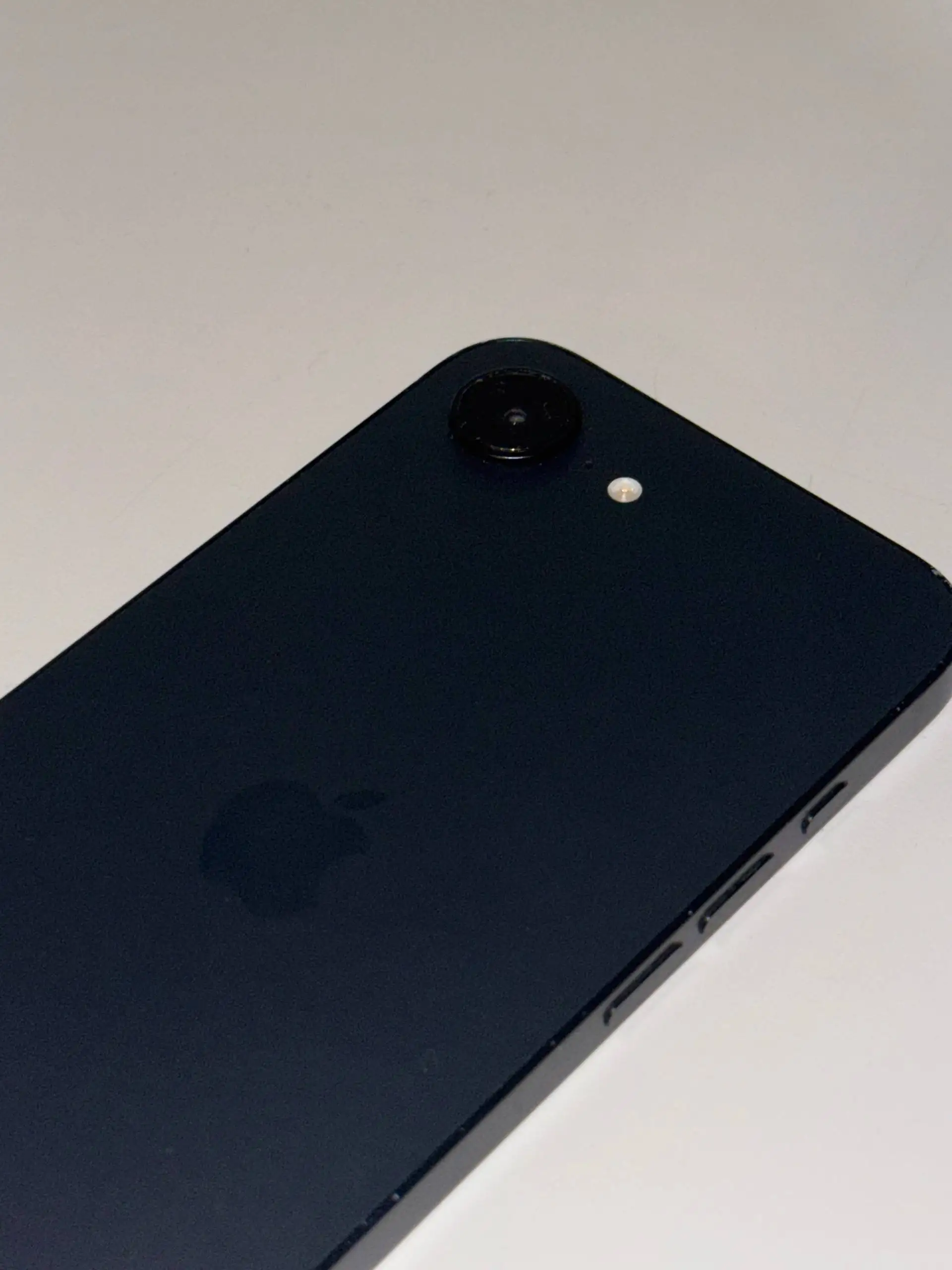 Продается iPhone 16e 128 ГБ с незначительными повреждениями - Смартфоны (Электроника) в Уфа