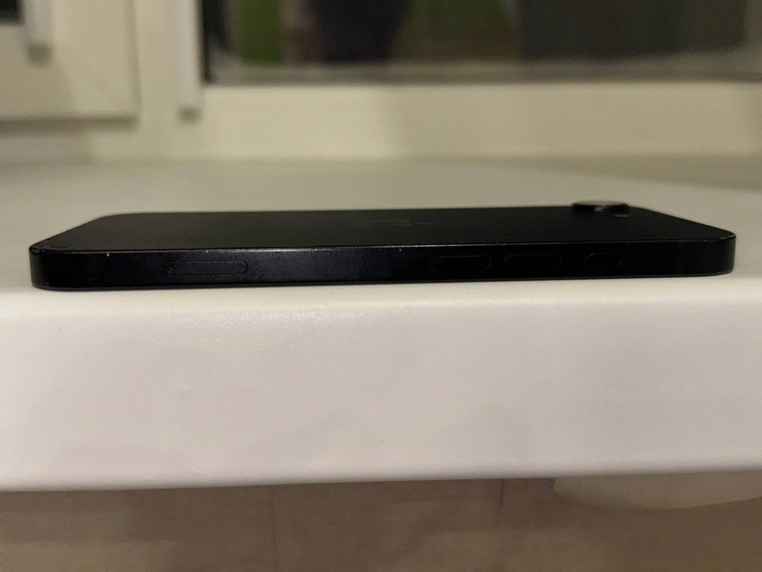 Продается iPhone 16e 128 ГБ с незначительными повреждениями - Смартфоны (Электроника) в Уфа