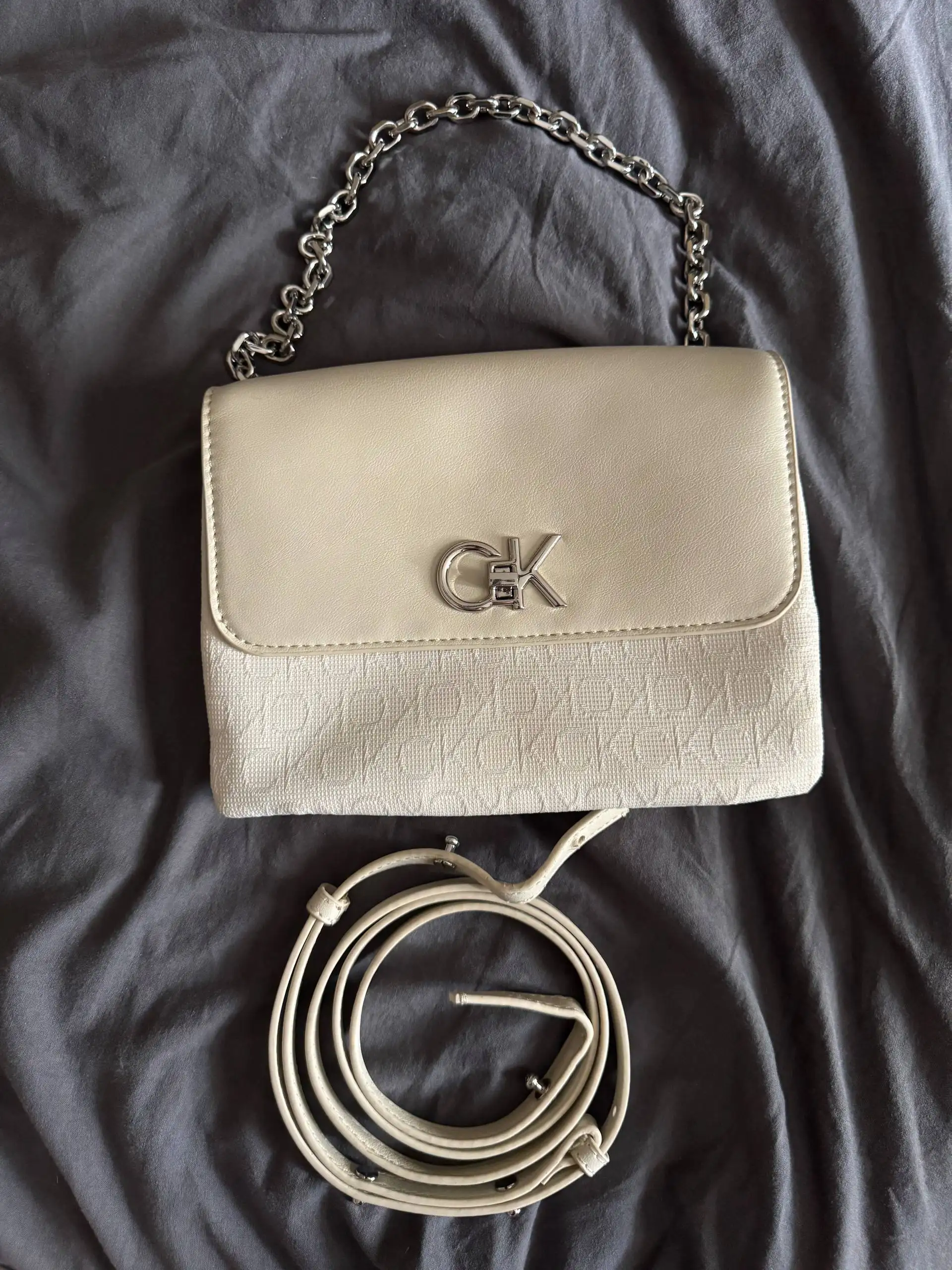 Сумка кросс-боди Calvin Klein молочного цвета - Сумки (Одежда) в Уфа