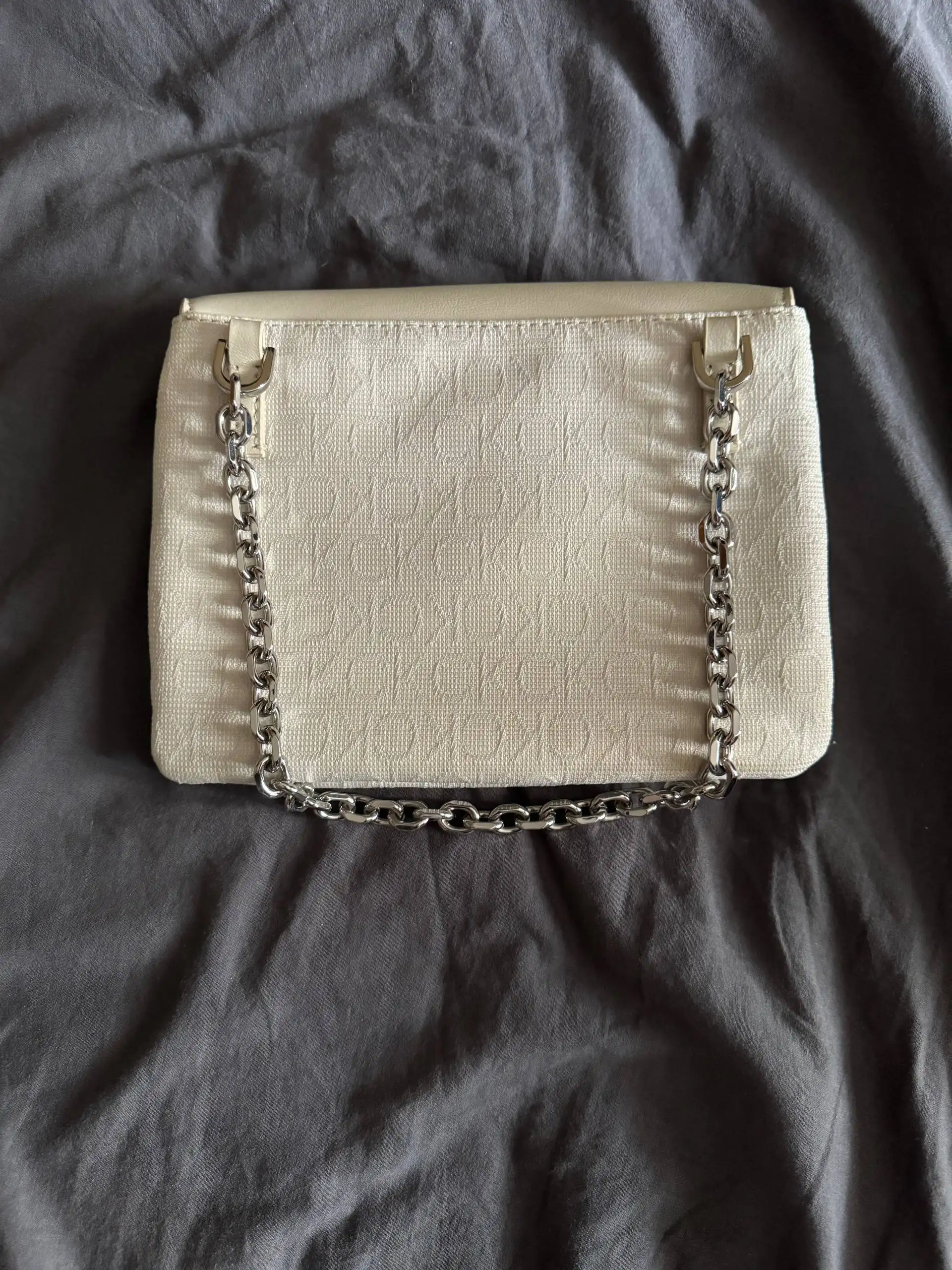 Сумка кросс-боди Calvin Klein молочного цвета - Сумки (Одежда) в Уфа