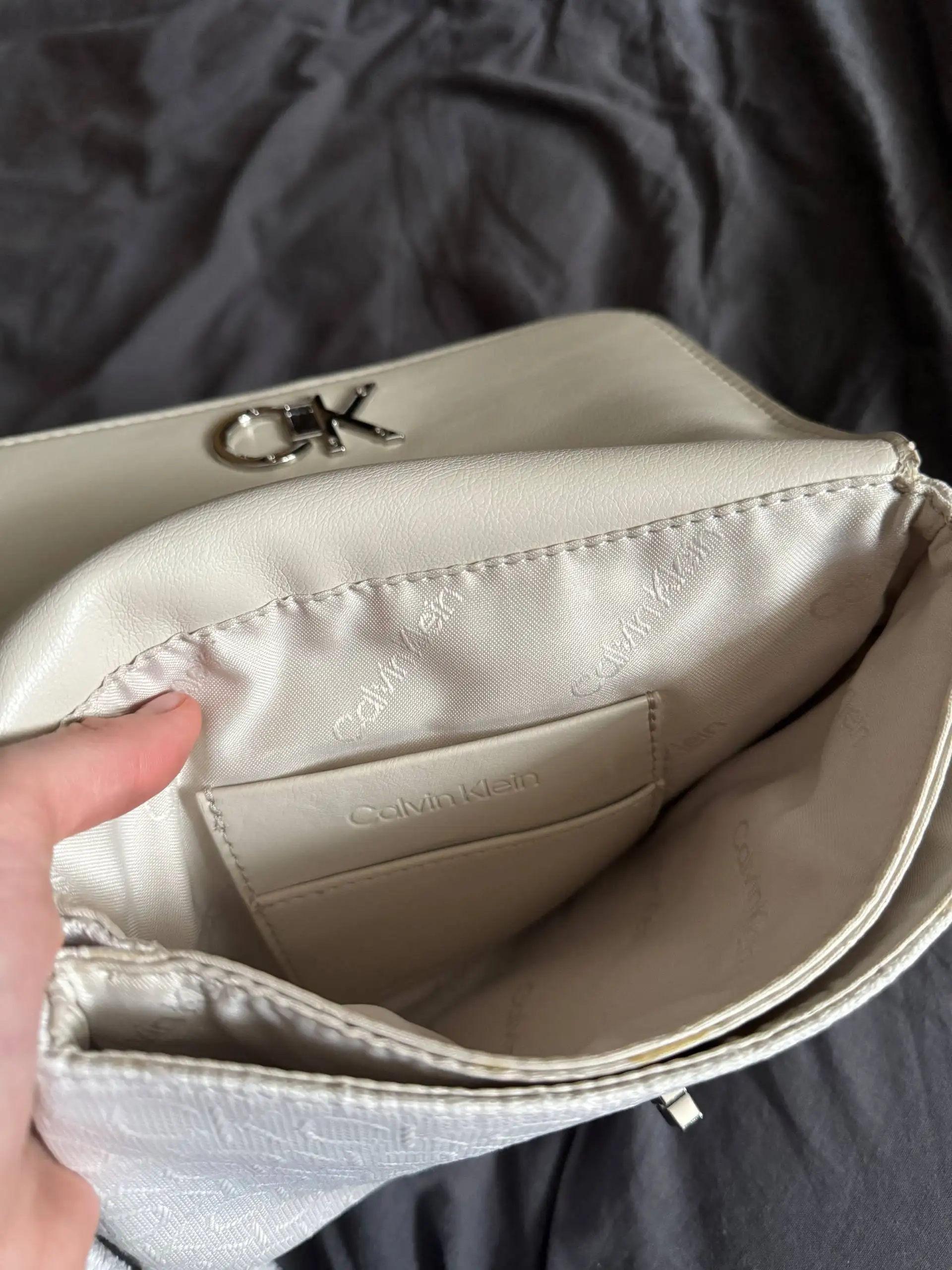 Сумка кросс-боди Calvin Klein молочного цвета - Сумки (Одежда) в Уфа