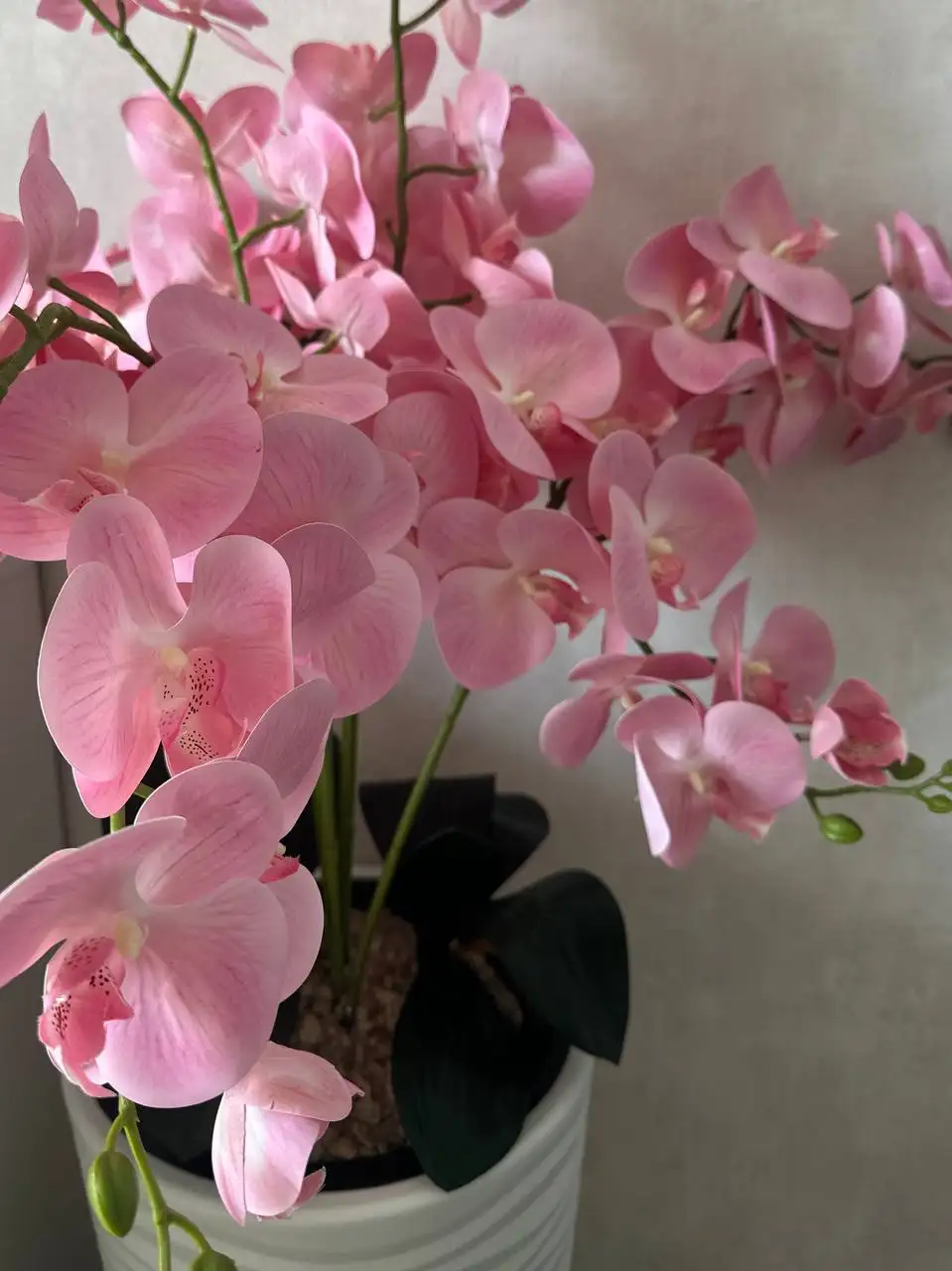 Композиция «королевская орхидея» из искусственных цветов в белом горшке - Искусственные цветы (Барахолка) в Уфа