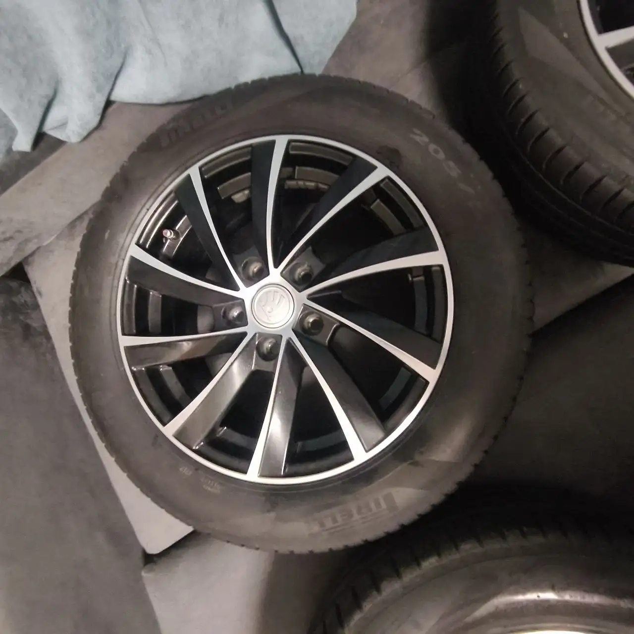 Летние колеса Pirelli 205/55/16 Cinturato P7 на дисках Skoda - Шины и диски (Авто) в Уфа