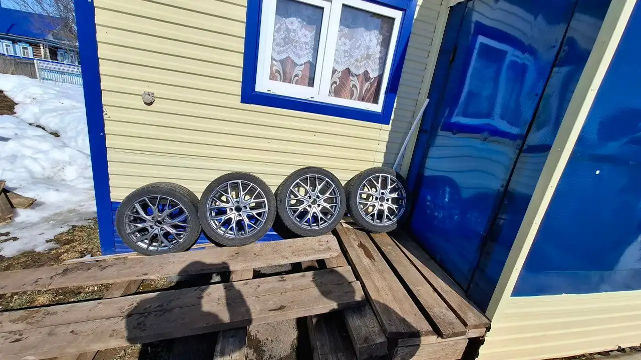 Литі диски з низькопрофільною резиною 195/45 R16 - Шини та диски (Авто) в Уфа