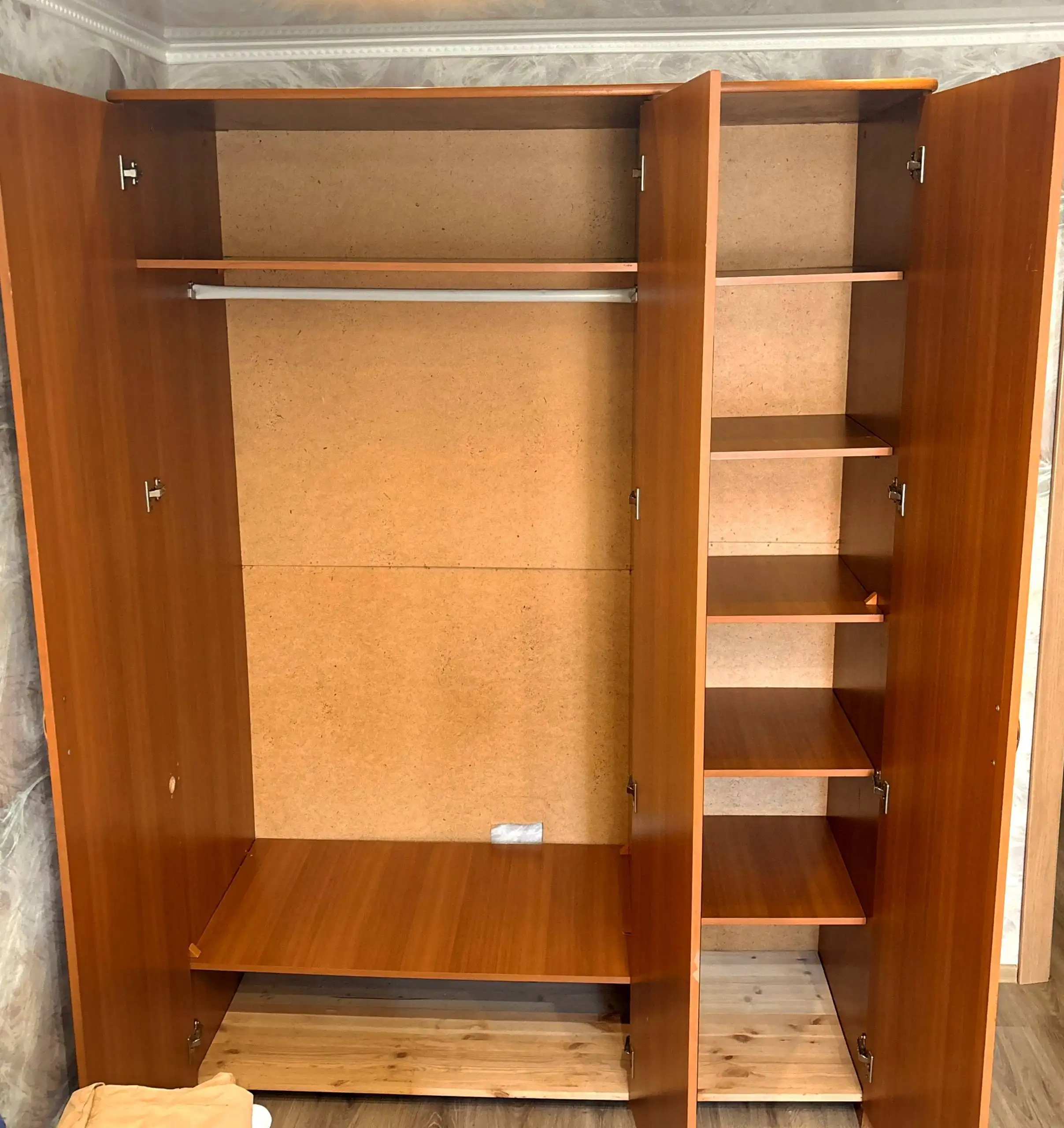 Продается вместительный коричневый шкаф - Мебель (Для дома и дачи) в Уфа