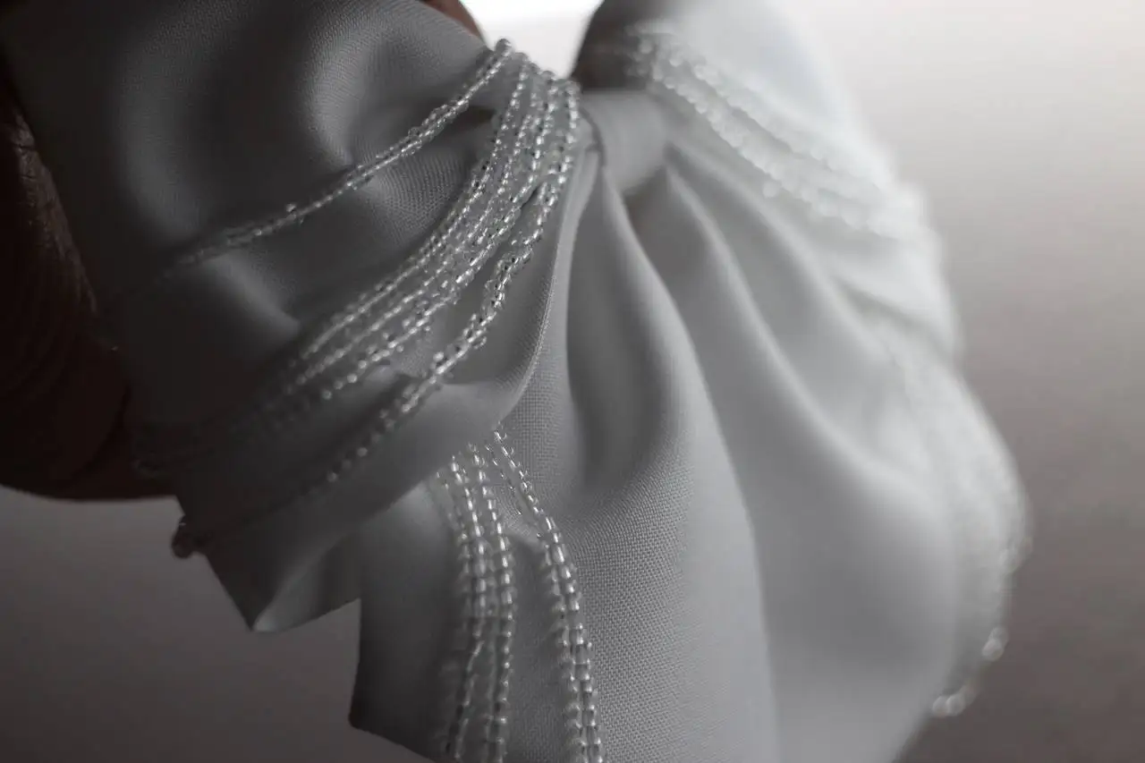 Белый бант для торжеств с металлической заколкой - Аксессуары (Барахолка) в Уфа