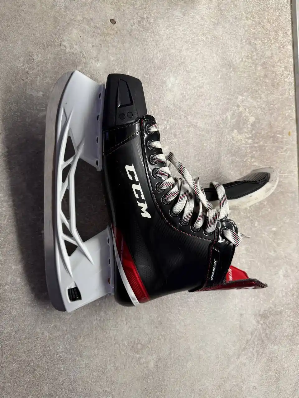 Продам коньки CCM FT475