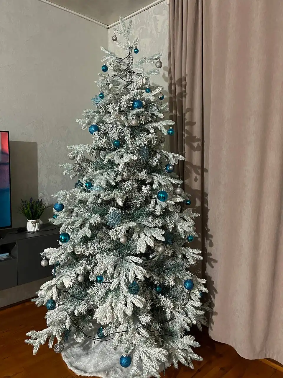 Искусственная заснеженная ёлка