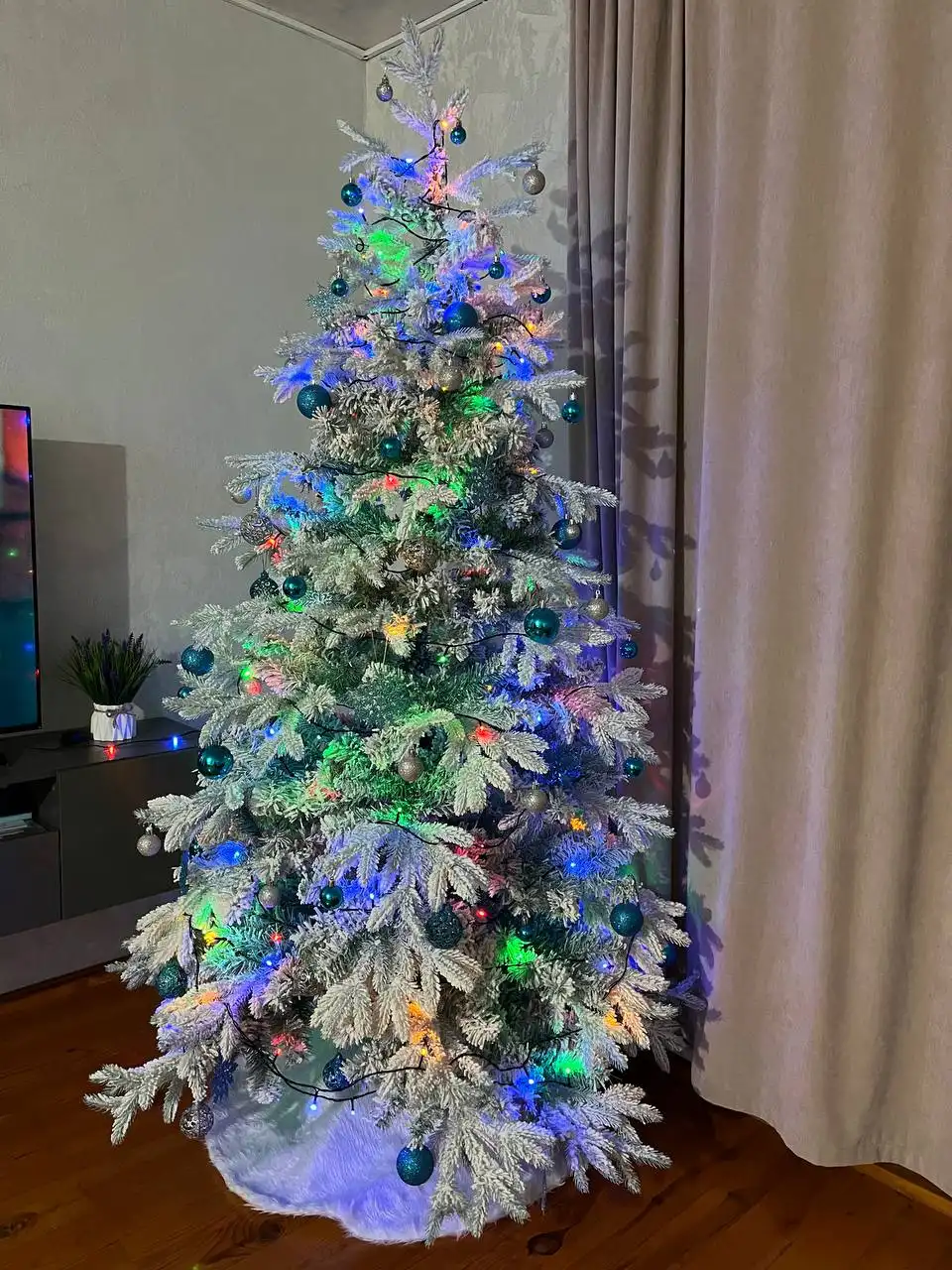 Искусственная заснеженная ёлка