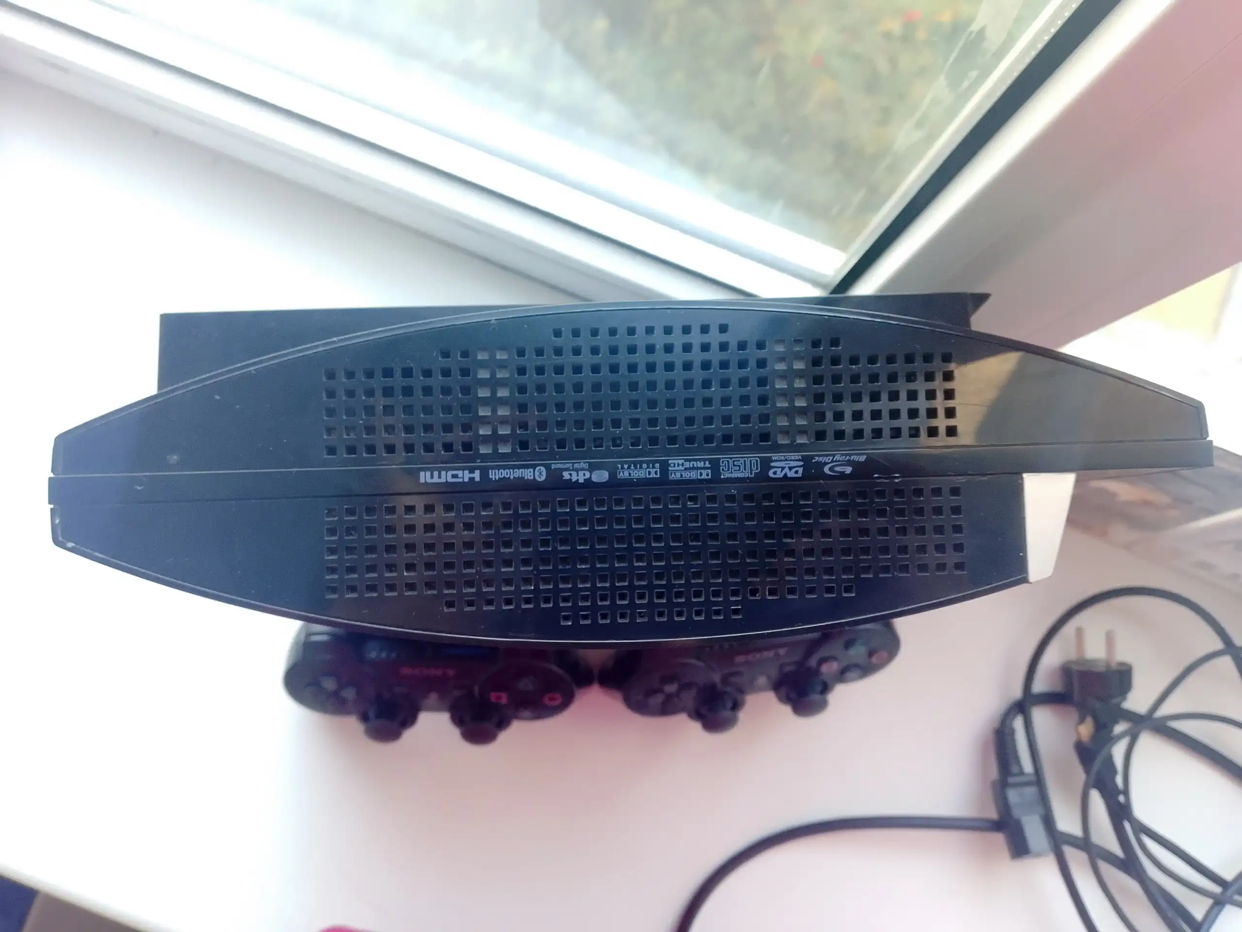 Продам телефон с небольшими царапинами