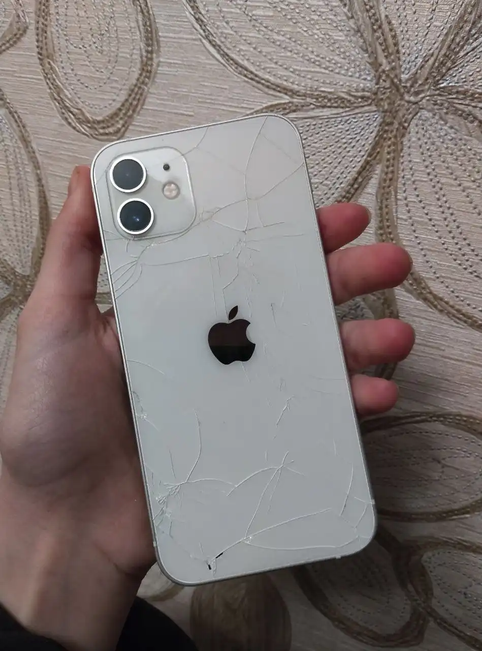 Продам iPhone 12 256 ГБ с разбитой задней крышкой