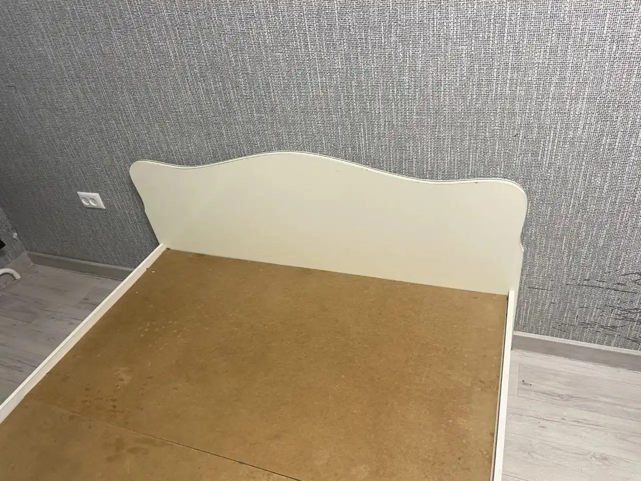 Кровать двуспальная и стеллаж