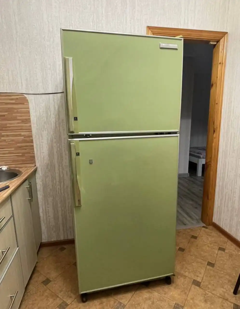 Продам холодильник SHARP в отличном состоянии