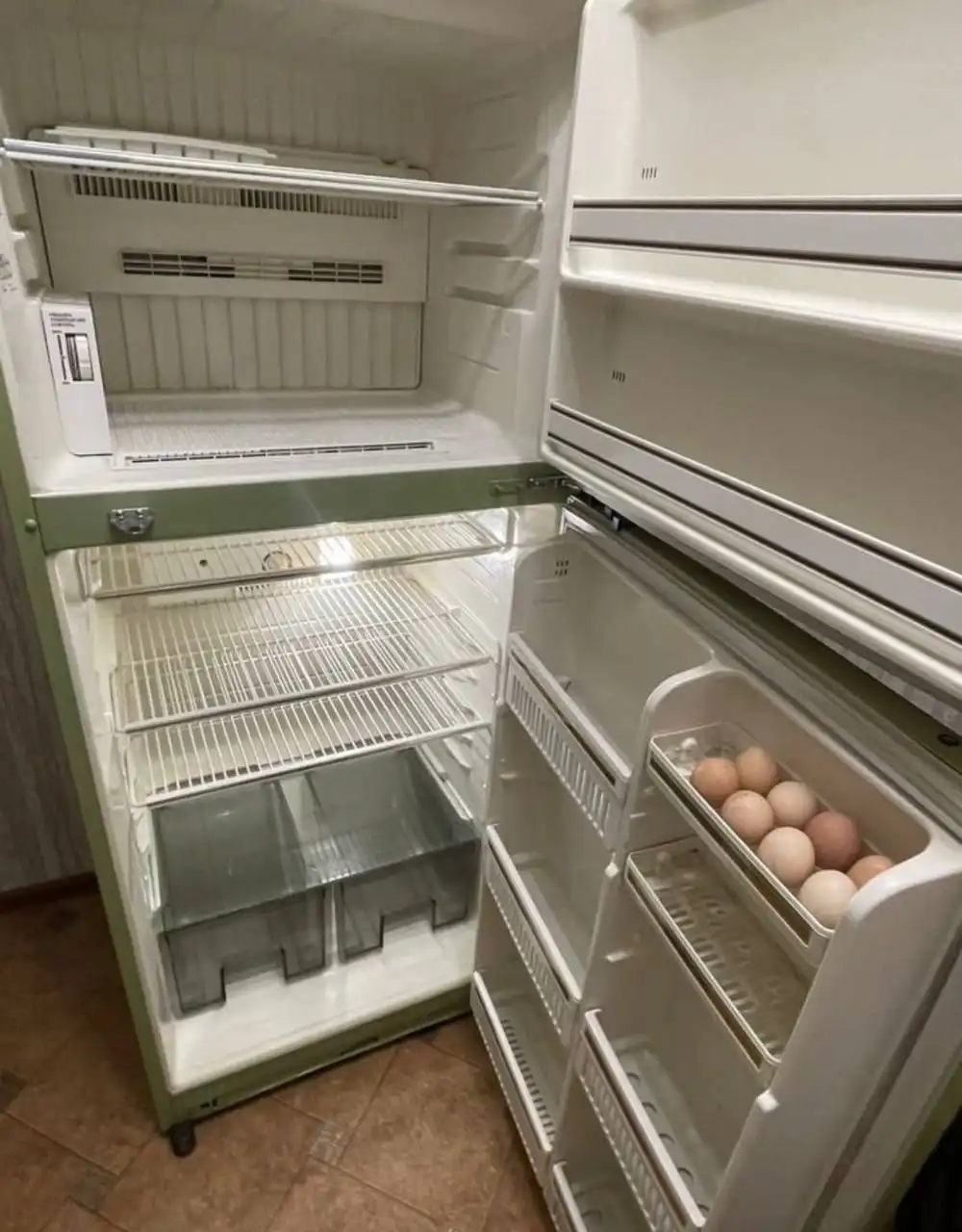 Продам холодильник SHARP в отличном состоянии