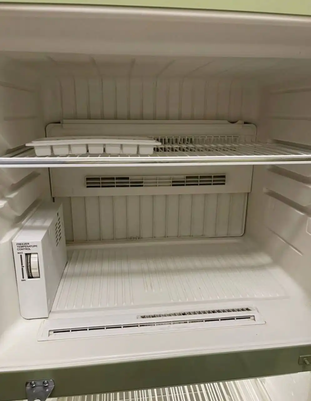 Продам холодильник SHARP в отличном состоянии